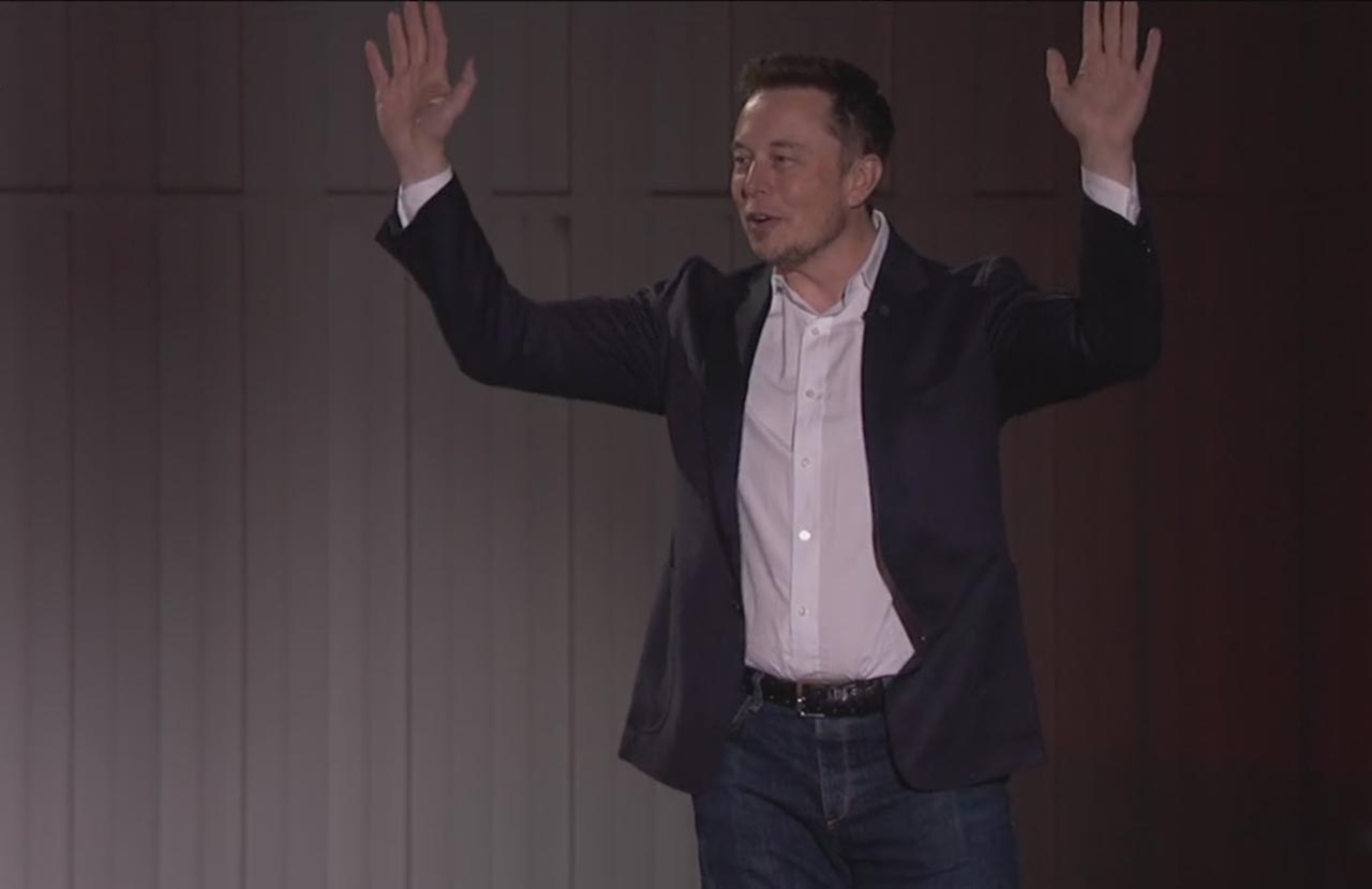 Tesla heeft op grootse wijze de eerste 30 exemplaren van de Model 3 afgeleverd aan de eerste klanten. Velen zullen volgen.
