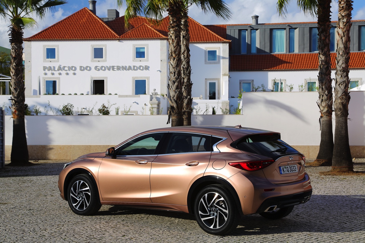 Eerste indruk van de Infiniti Q30 S 2.0t AWD met DCT-automaat tijdens de introductie op Portugese bodem. De nieuwe sportieve hatchback kan ons wel bekoren!