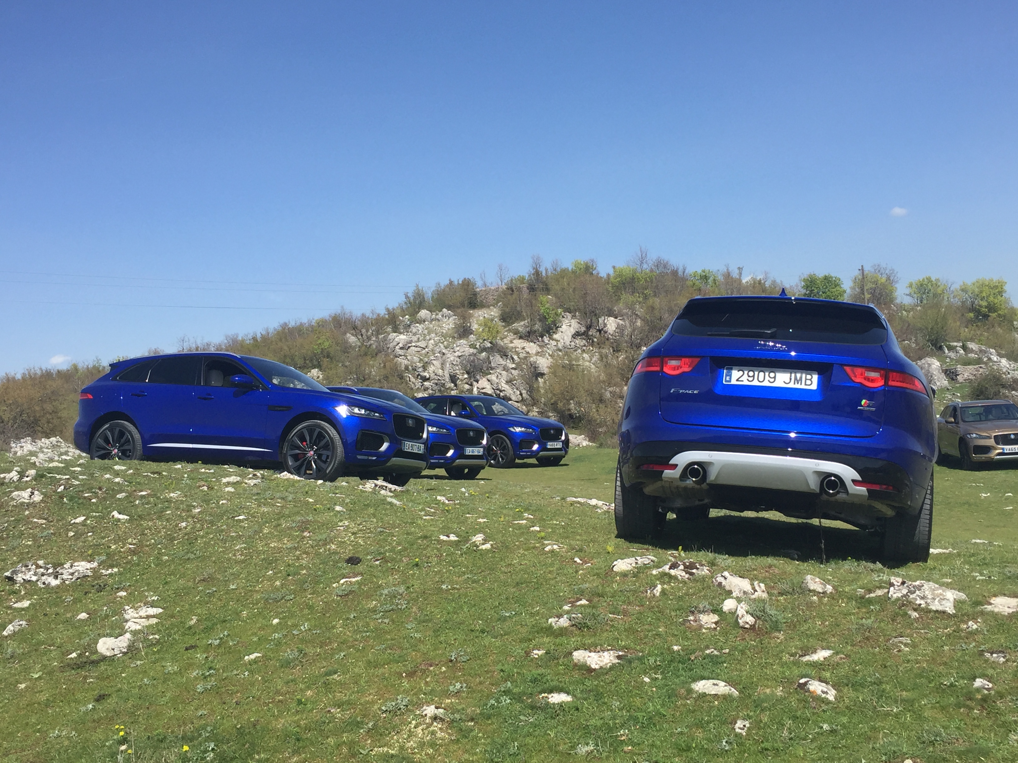 Eerste indruk Jaguar F-PACE tijdens de introductie in Montenegro. AutoVandaag rijdt de eerste kilometers alvorens de SUV in juni bij de dealer staat.