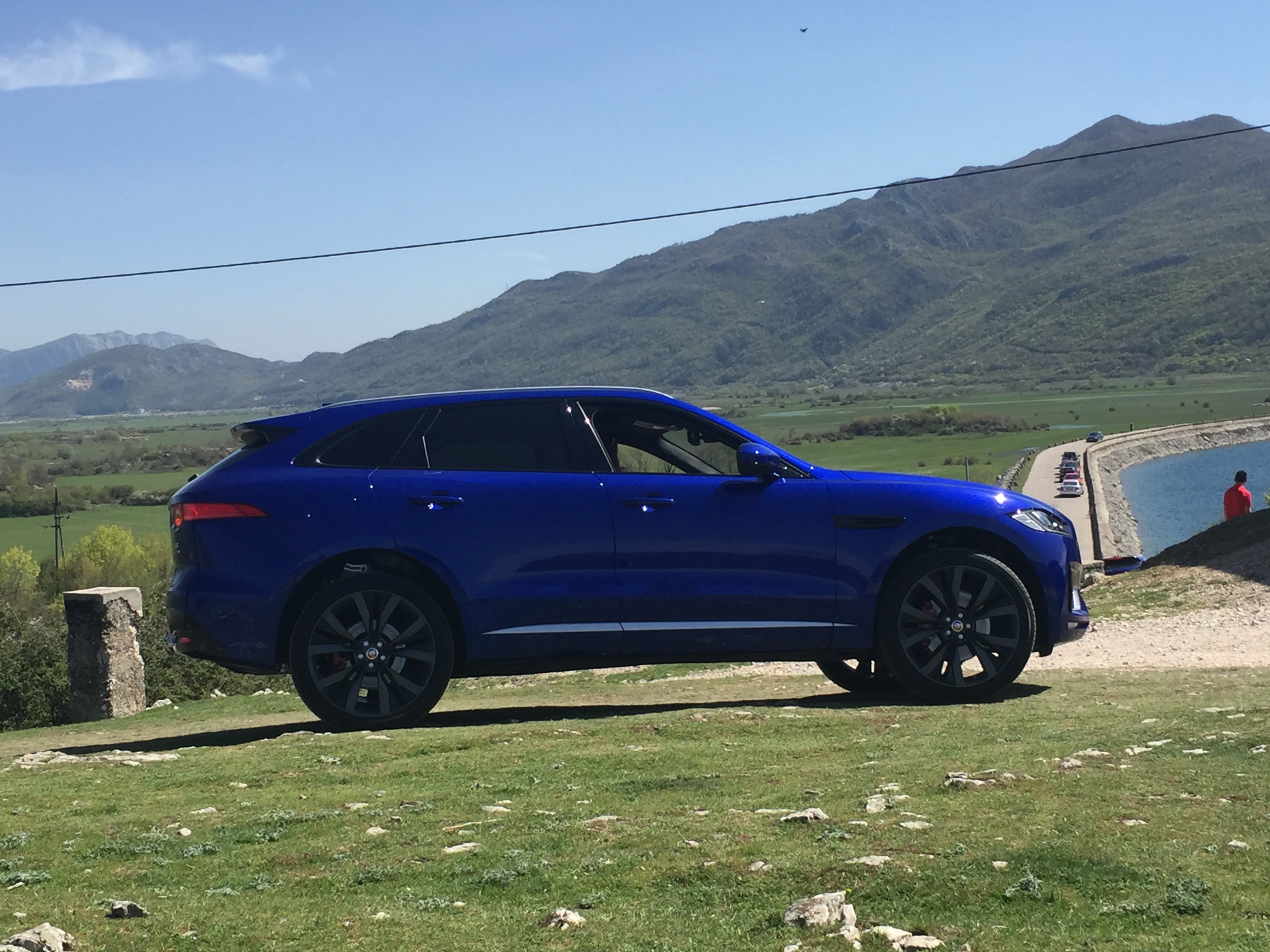 Eerste indruk Jaguar F-PACE tijdens de introductie in Montenegro. AutoVandaag rijdt de eerste kilometers alvorens de SUV in juni bij de dealer staat.
