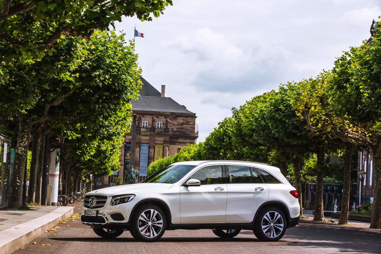 Eerste kilometers met de nieuwe Mercedes-Benz GLC. Deze SUV volgt de GLK op en wordt ook verkrijgbaar als plug-in hybride GLC350e met 320 pk.