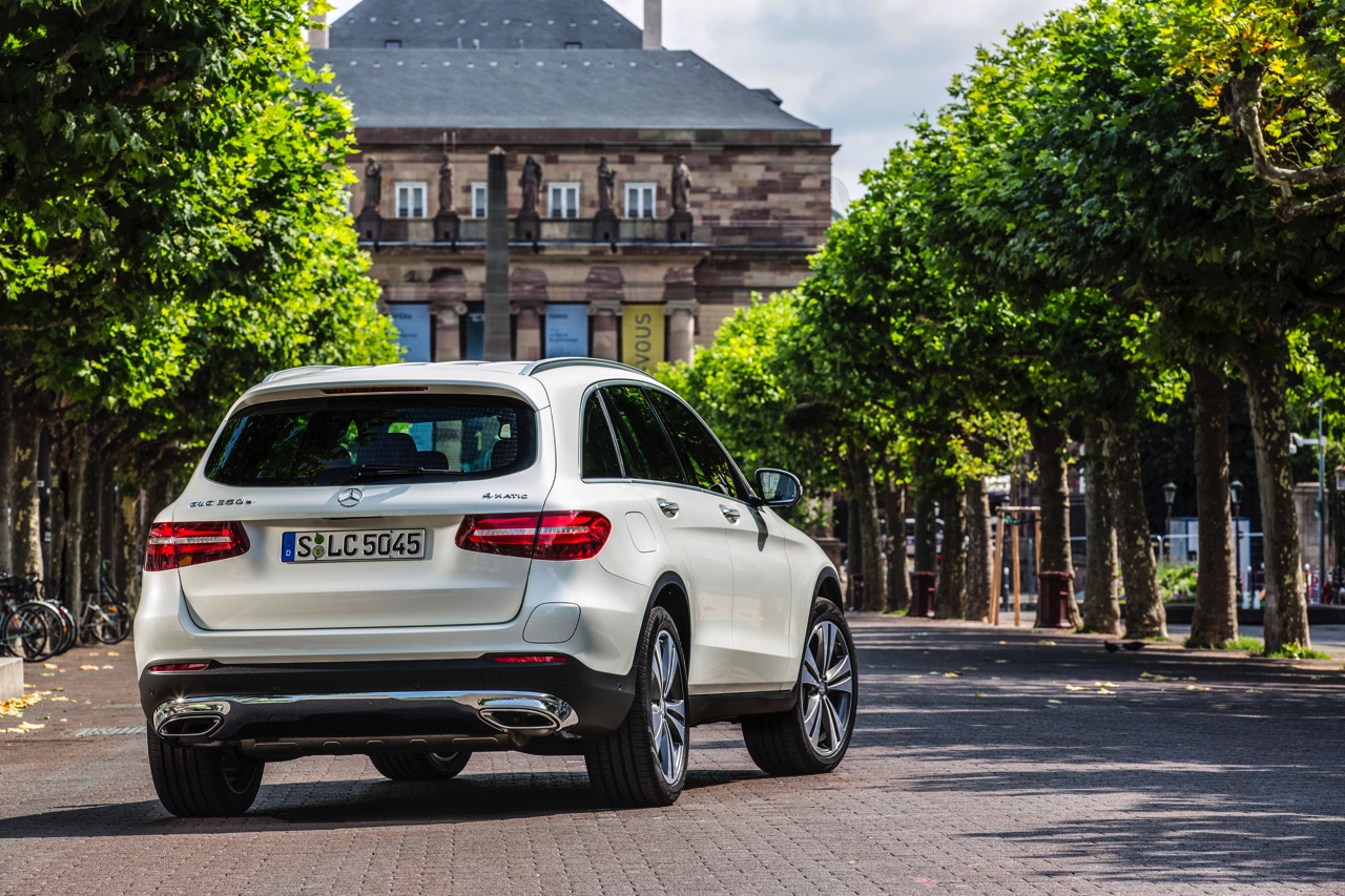 Eerste kilometers met de nieuwe Mercedes-Benz GLC. Deze SUV volgt de GLK op en wordt ook verkrijgbaar als plug-in hybride GLC350e met 320 pk.