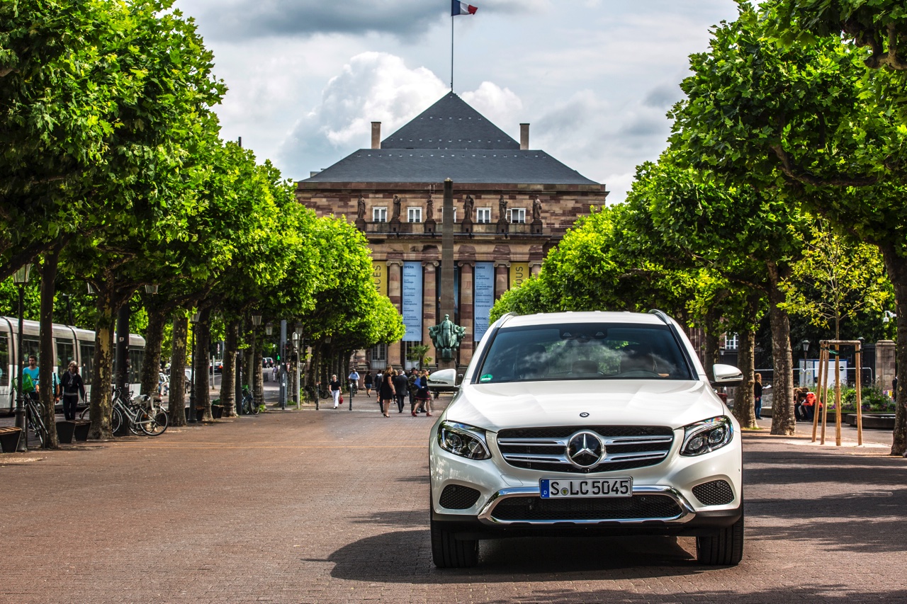 Eerste kilometers met de nieuwe Mercedes-Benz GLC. Deze SUV volgt de GLK op en wordt ook verkrijgbaar als plug-in hybride GLC350e met 320 pk.