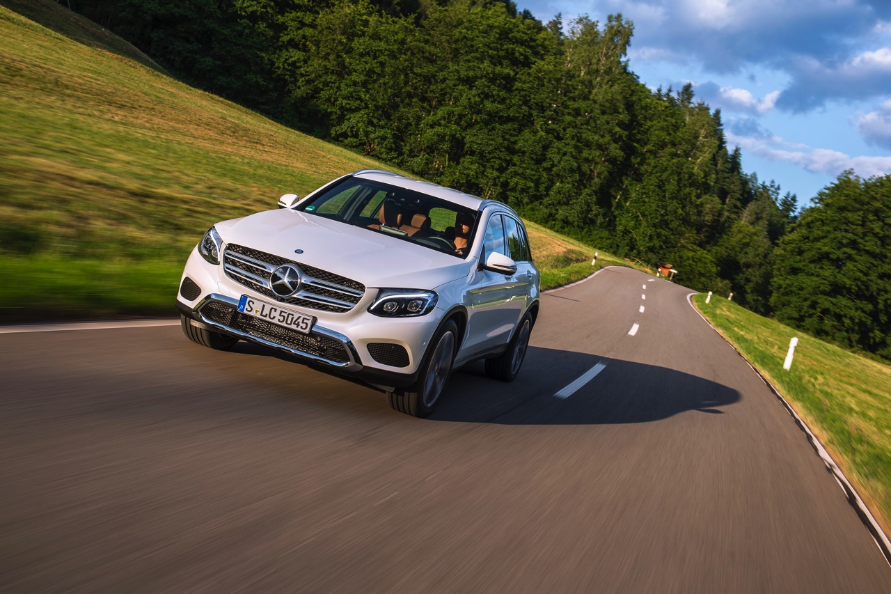 Eerste kilometers met de nieuwe Mercedes-Benz GLC. Deze SUV volgt de GLK op en wordt ook verkrijgbaar als plug-in hybride GLC350e met 320 pk.