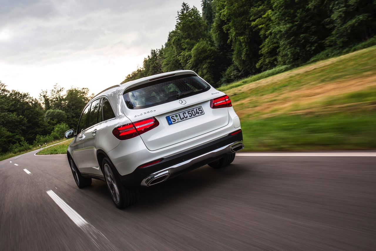 Eerste kilometers met de nieuwe Mercedes-Benz GLC. Deze SUV volgt de GLK op en wordt ook verkrijgbaar als plug-in hybride GLC350e met 320 pk.