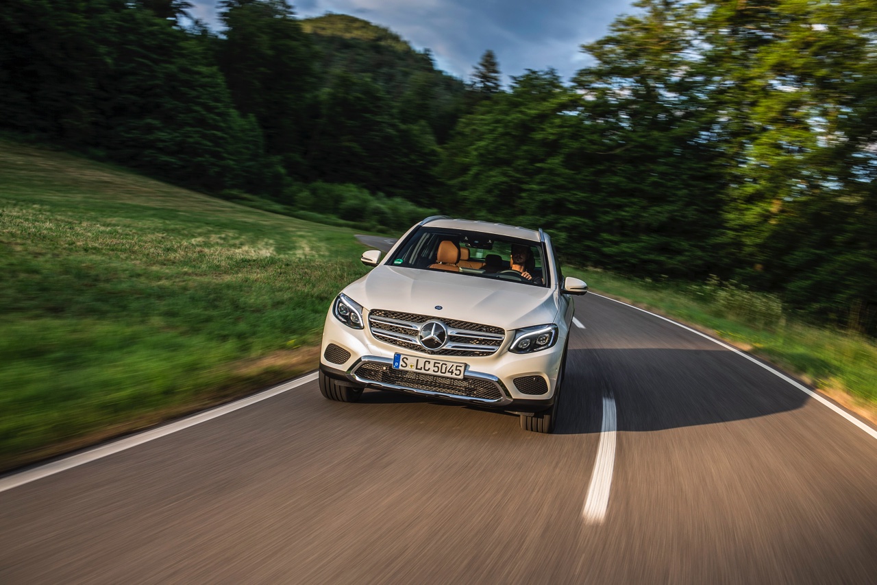Eerste kilometers met de nieuwe Mercedes-Benz GLC. Deze SUV volgt de GLK op en wordt ook verkrijgbaar als plug-in hybride GLC350e met 320 pk.