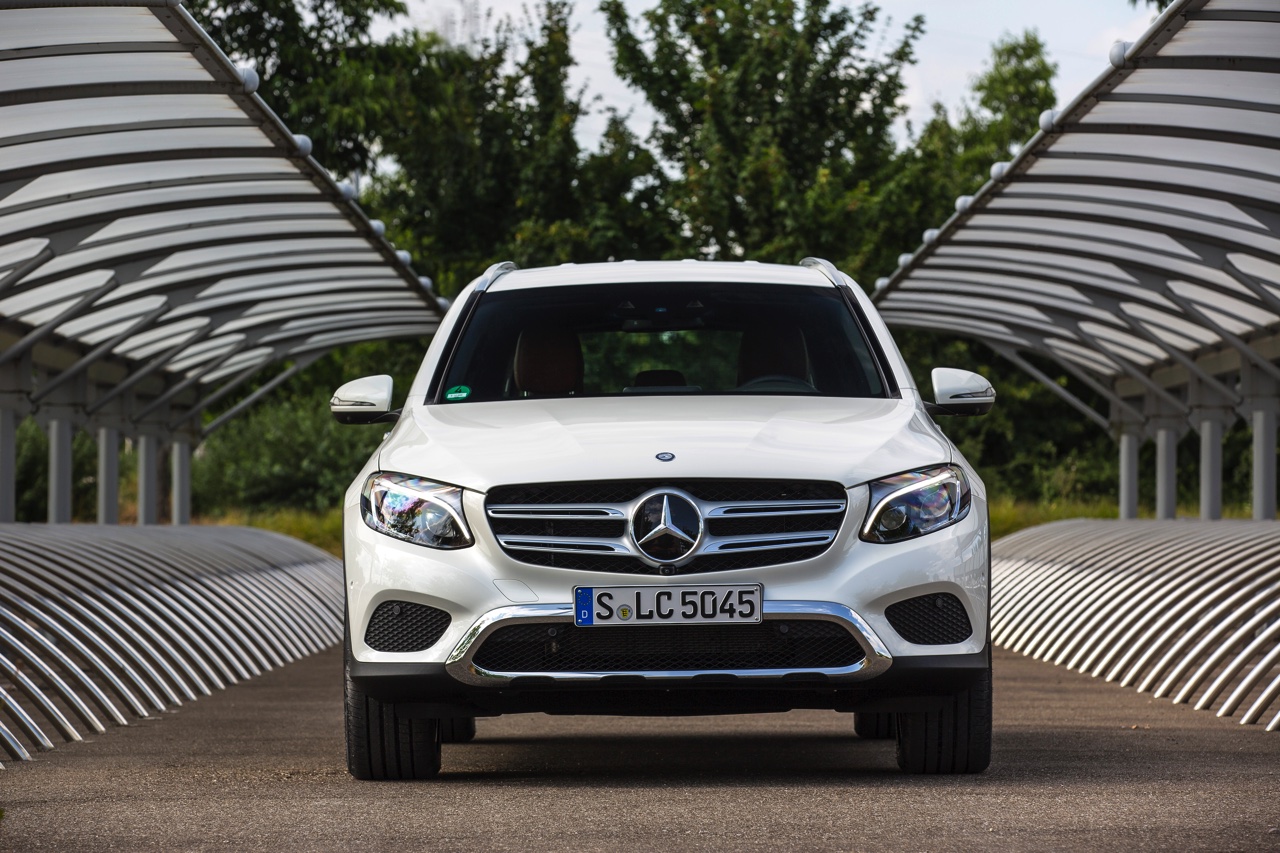 Eerste kilometers met de nieuwe Mercedes-Benz GLC. Deze SUV volgt de GLK op en wordt ook verkrijgbaar als plug-in hybride GLC350e met 320 pk.