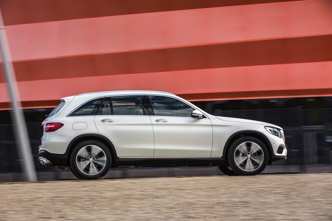 Eerste kilometers met de nieuwe Mercedes-Benz GLC. Deze SUV volgt de GLK op en wordt ook verkrijgbaar als plug-in hybride GLC350e met 320 pk.