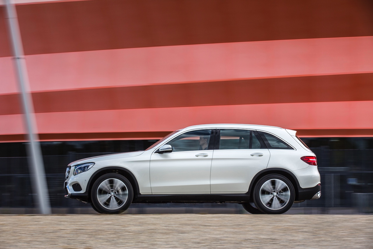 Eerste kilometers met de nieuwe Mercedes-Benz GLC. Deze SUV volgt de GLK op en wordt ook verkrijgbaar als plug-in hybride GLC350e met 320 pk.
