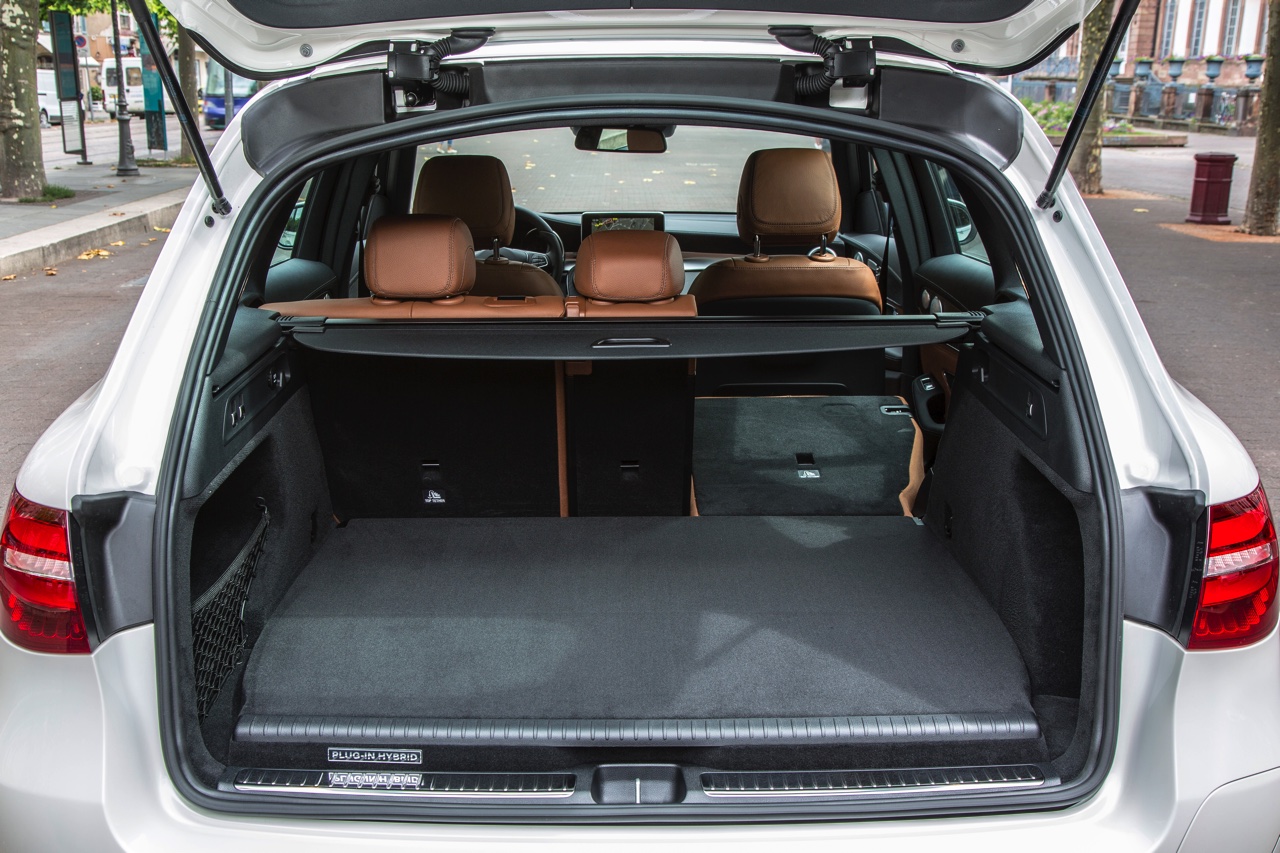 Eerste kilometers met de nieuwe Mercedes-Benz GLC. Deze SUV volgt de GLK op en wordt ook verkrijgbaar als plug-in hybride GLC350e met 320 pk.