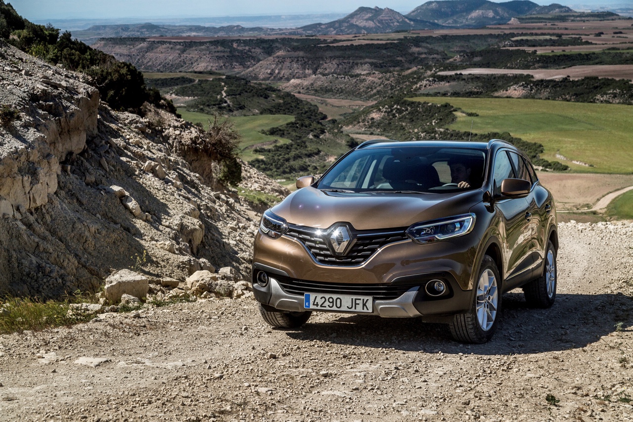 Prijzen en uitvoeringen Renault Kadjar, de nieuwe cross-over van Renault. Collega Wouter maakt momenteel de eerste kilometers.