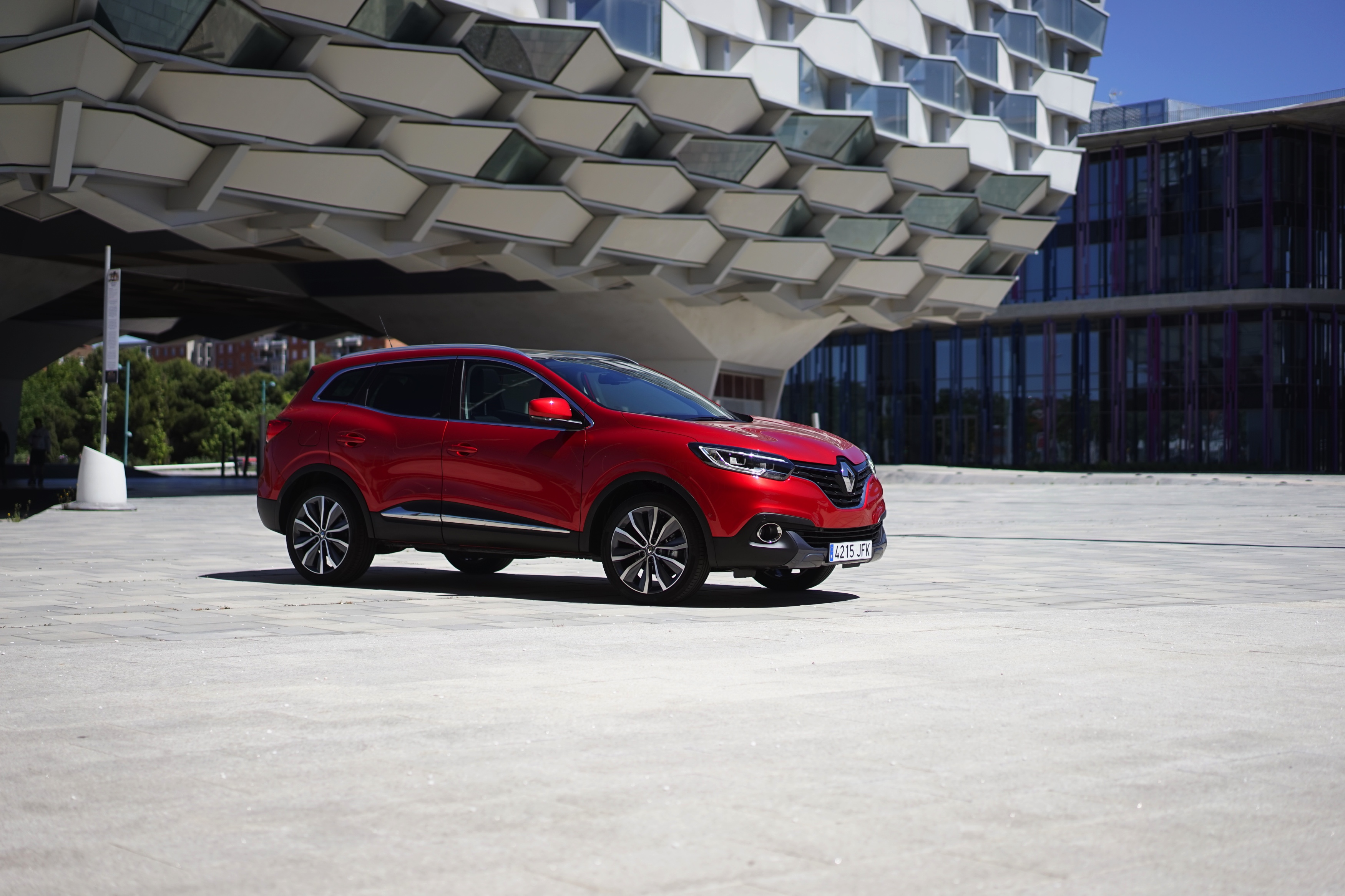 Renault waagt zich met de Kadjar aan de C-segment crossover. Gebaseerd op het platform van de Nissan Qashqai, maar toch wezenlijk anders, blijkt tijdens de eerste indruk.