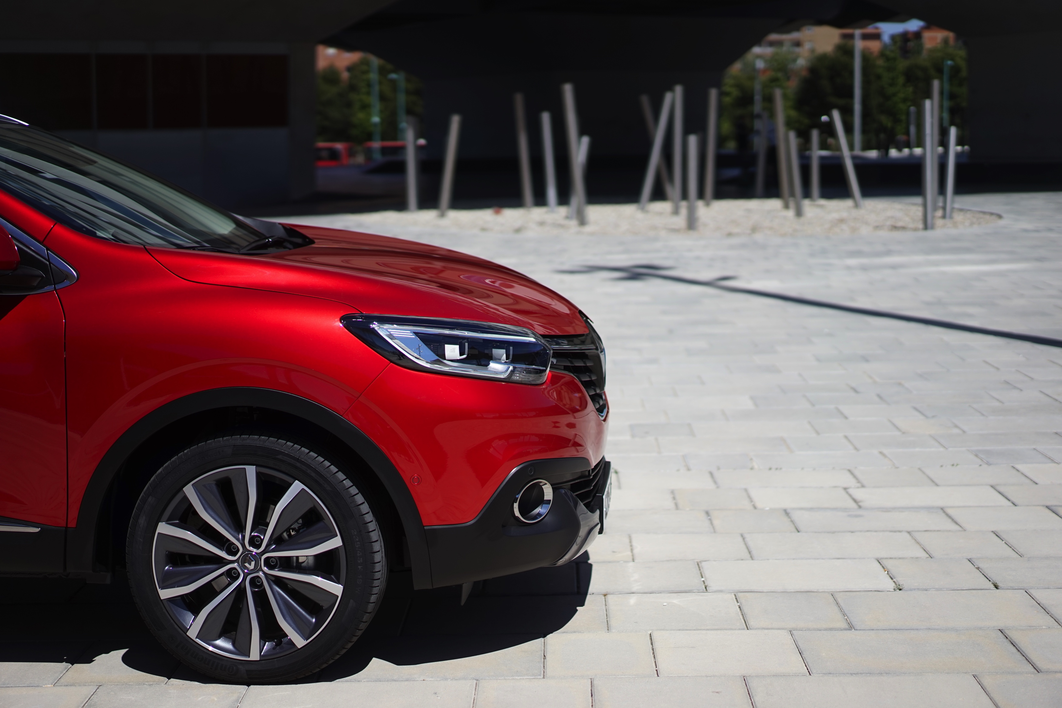 Renault waagt zich met de Kadjar aan de C-segment crossover. Gebaseerd op het platform van de Nissan Qashqai, maar toch wezenlijk anders, blijkt tijdens de eerste indruk.