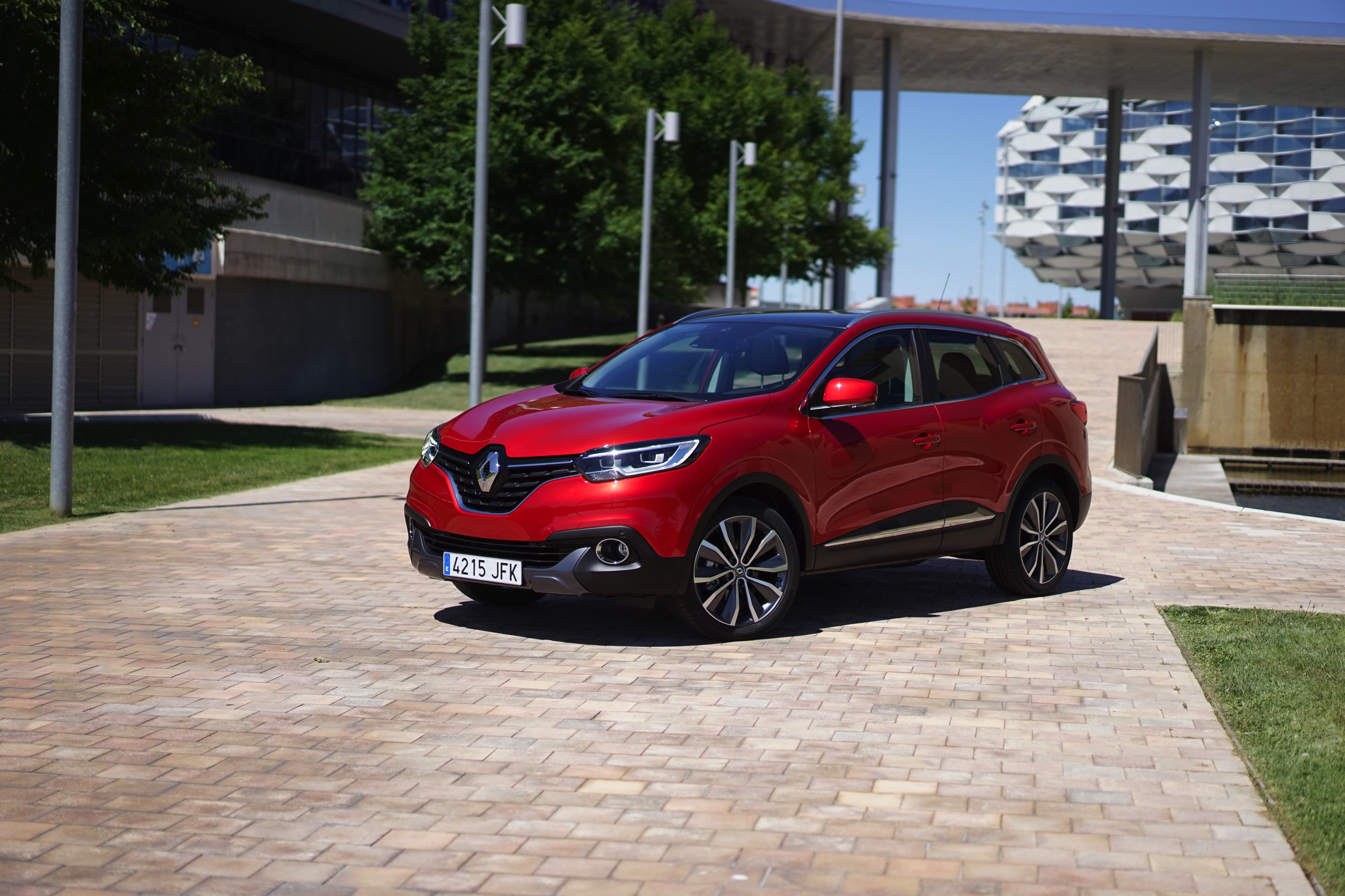Renault waagt zich met de Kadjar aan de C-segment crossover. Gebaseerd op het platform van de Nissan Qashqai, maar toch wezenlijk anders, blijkt tijdens de eerste indruk.