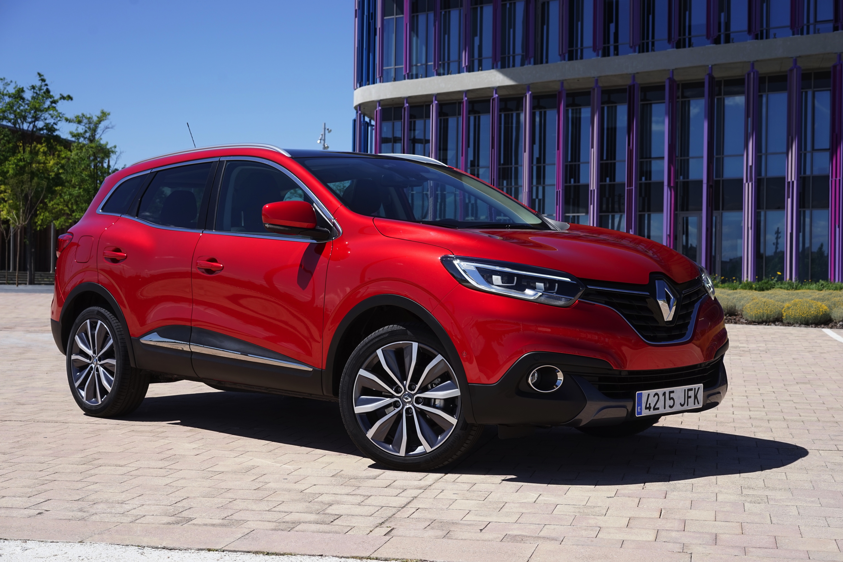 Renault waagt zich met de Kadjar aan de C-segment crossover. Gebaseerd op het platform van de Nissan Qashqai, maar toch wezenlijk anders, blijkt tijdens de eerste indruk.