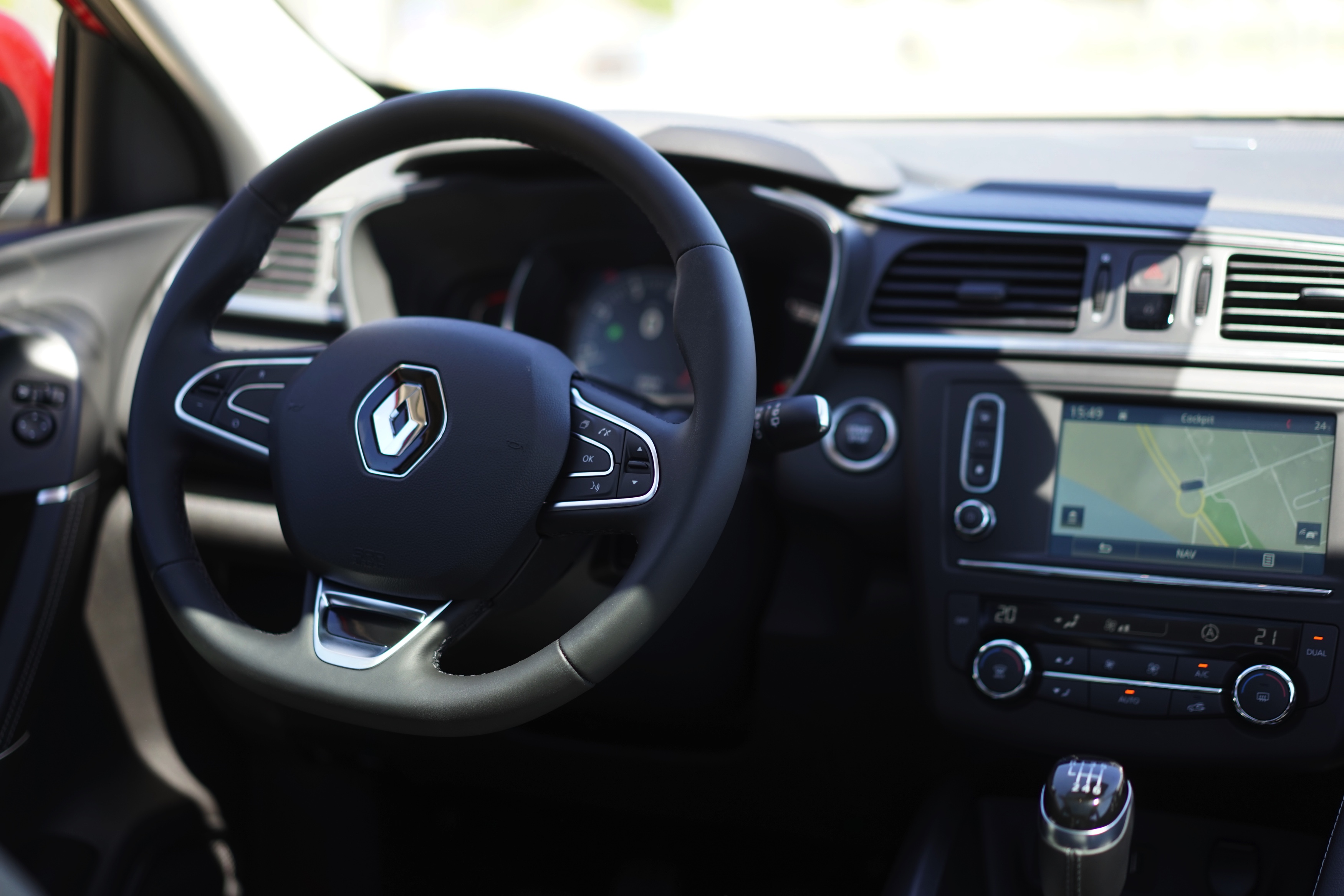 Renault waagt zich met de Kadjar aan de C-segment crossover. Gebaseerd op het platform van de Nissan Qashqai, maar toch wezenlijk anders, blijkt tijdens de eerste indruk.