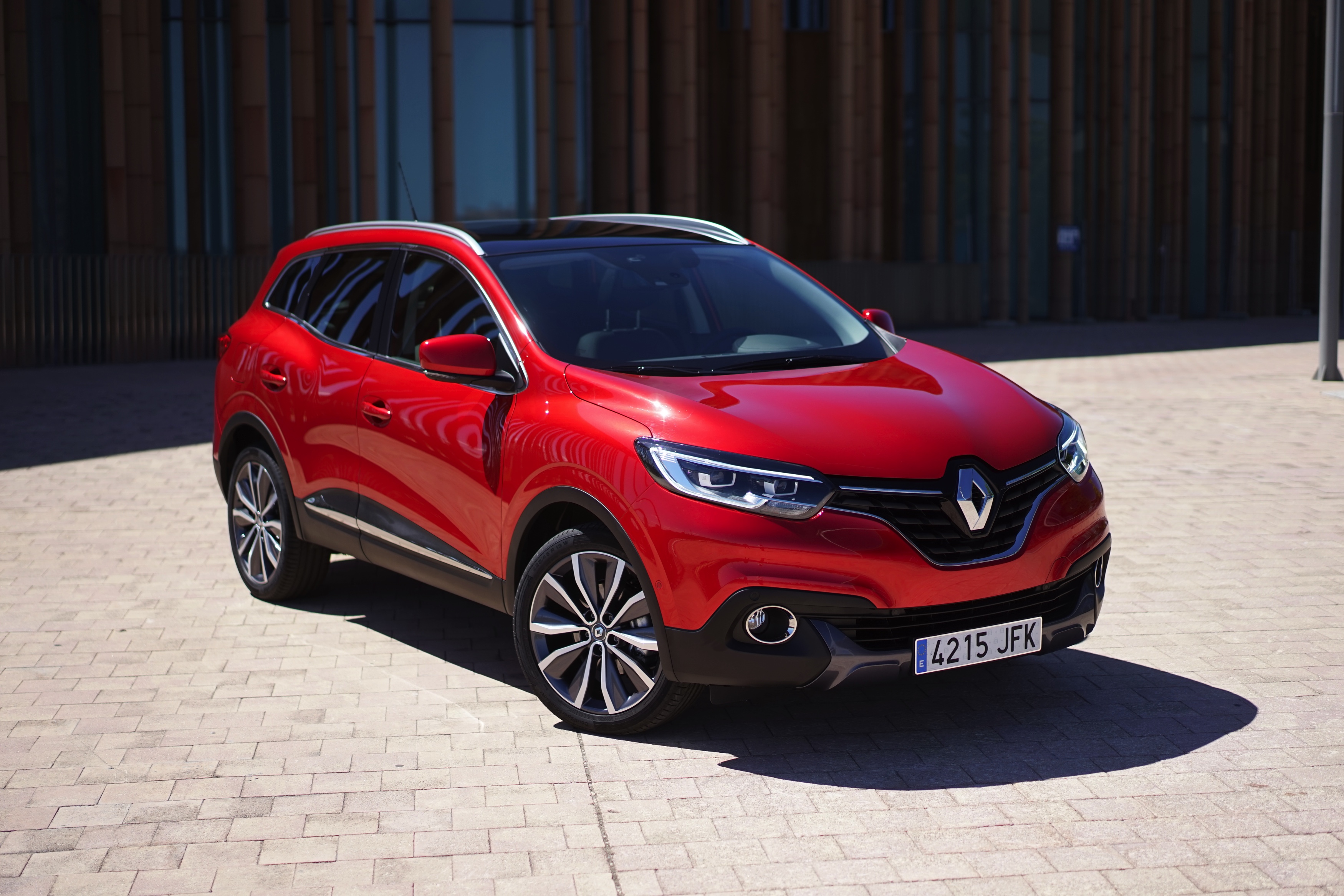 Renault waagt zich met de Kadjar aan de C-segment crossover. Gebaseerd op het platform van de Nissan Qashqai, maar toch wezenlijk anders, blijkt tijdens de eerste indruk.