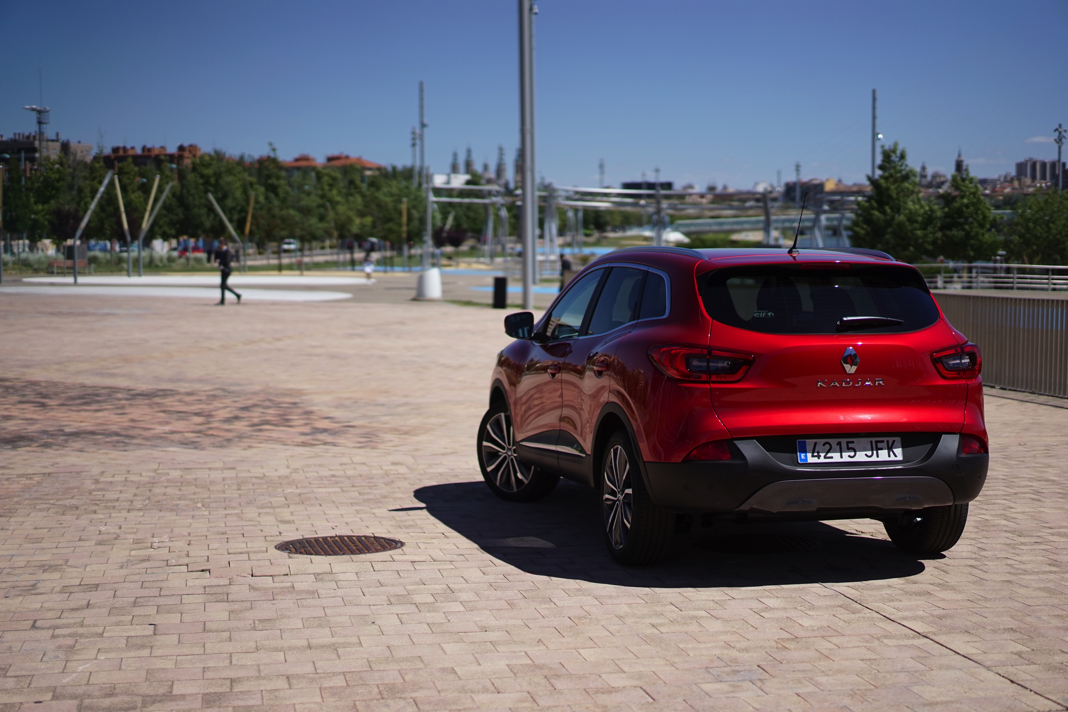 Renault waagt zich met de Kadjar aan de C-segment crossover. Gebaseerd op het platform van de Nissan Qashqai, maar toch wezenlijk anders, blijkt tijdens de eerste indruk.