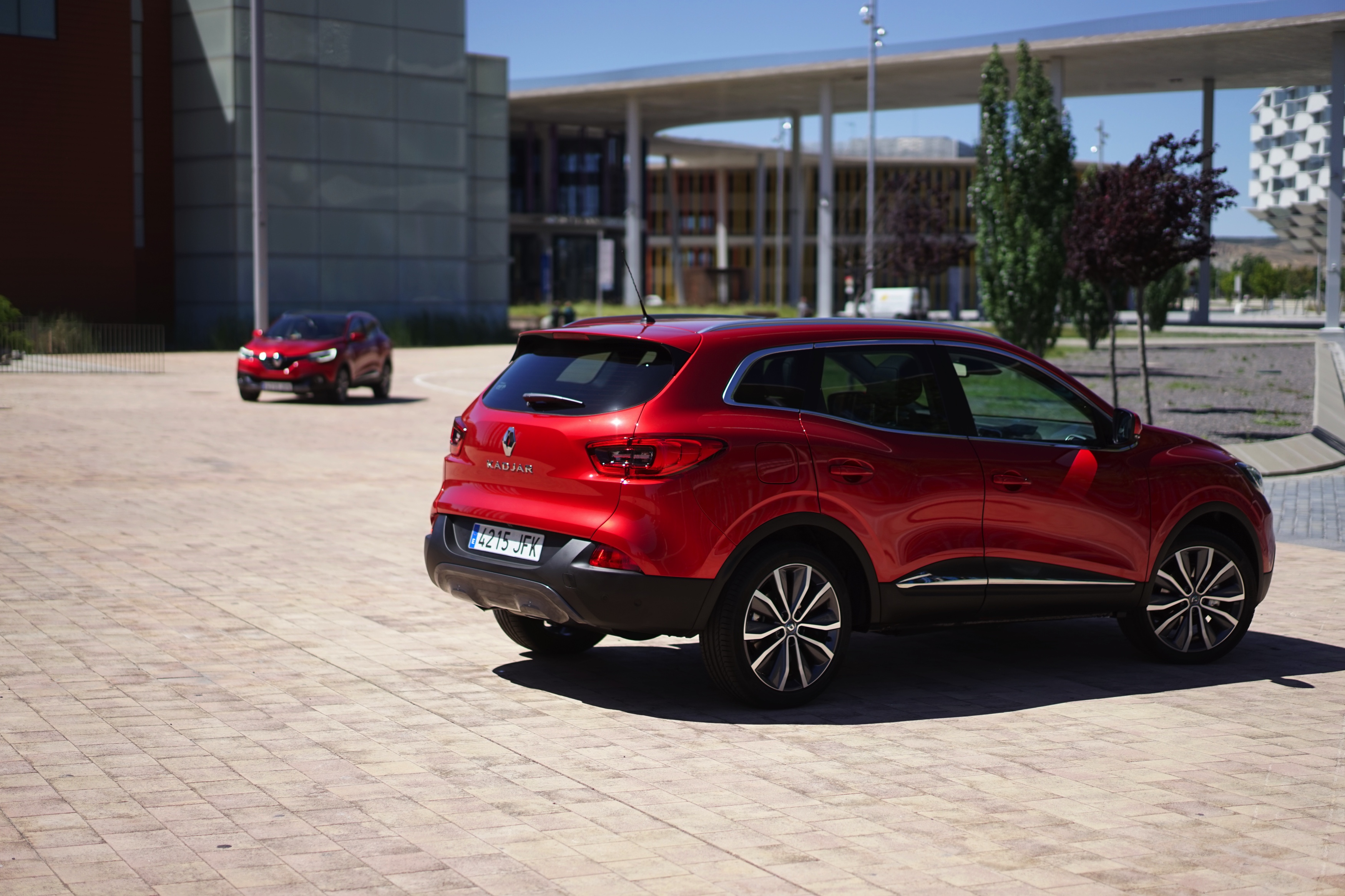 Renault waagt zich met de Kadjar aan de C-segment crossover. Gebaseerd op het platform van de Nissan Qashqai, maar toch wezenlijk anders, blijkt tijdens de eerste indruk.