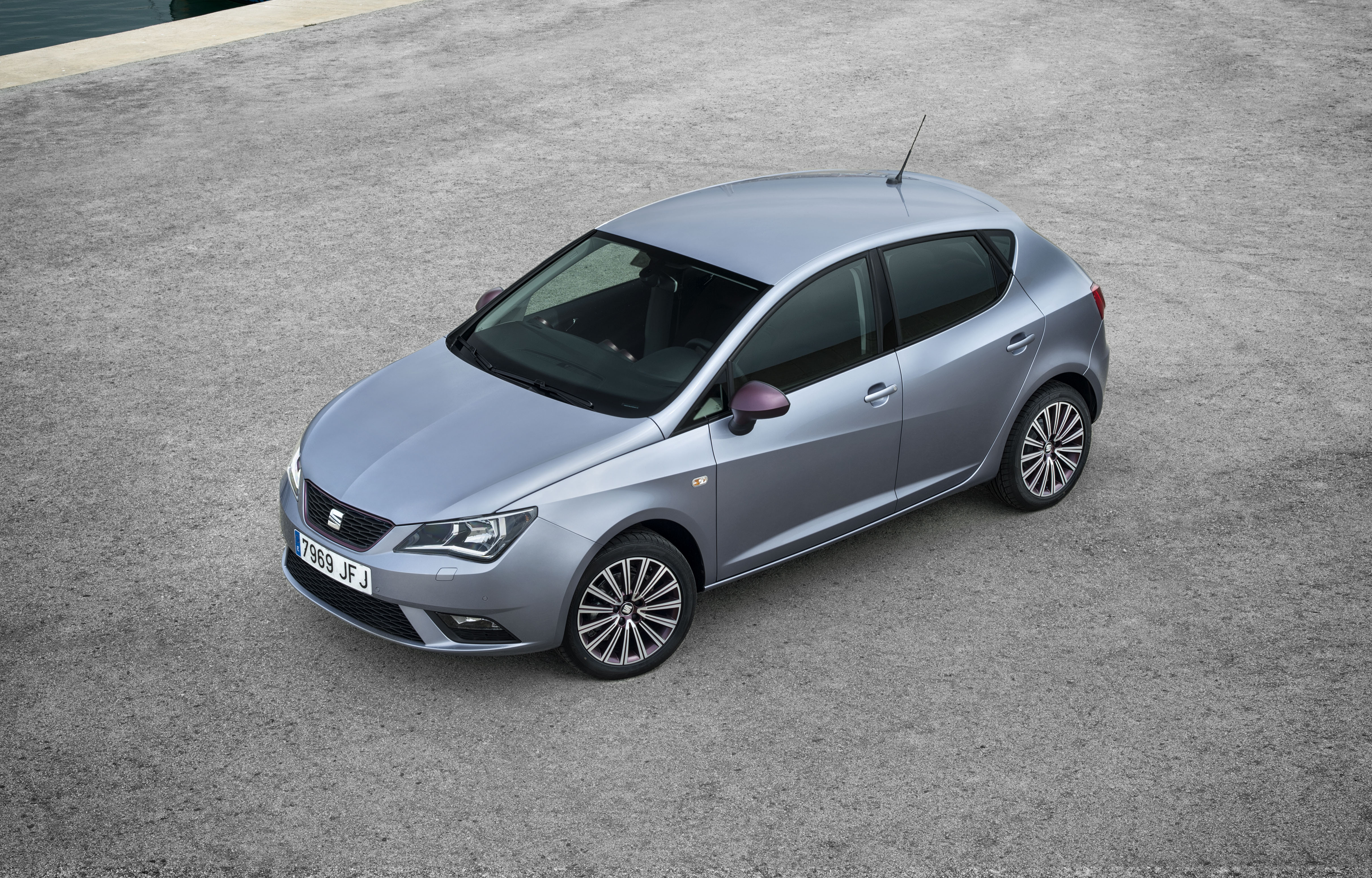 Een lichte opfrisbeurt voor de Seat Ibiza. Net als zijn platformgenoten, de Volkswagen Polo en Skoda Fabia, krijgt de Ibiza nu ook de beschikking over driecilinders. Wij reden hem met 110 pk in Barcel