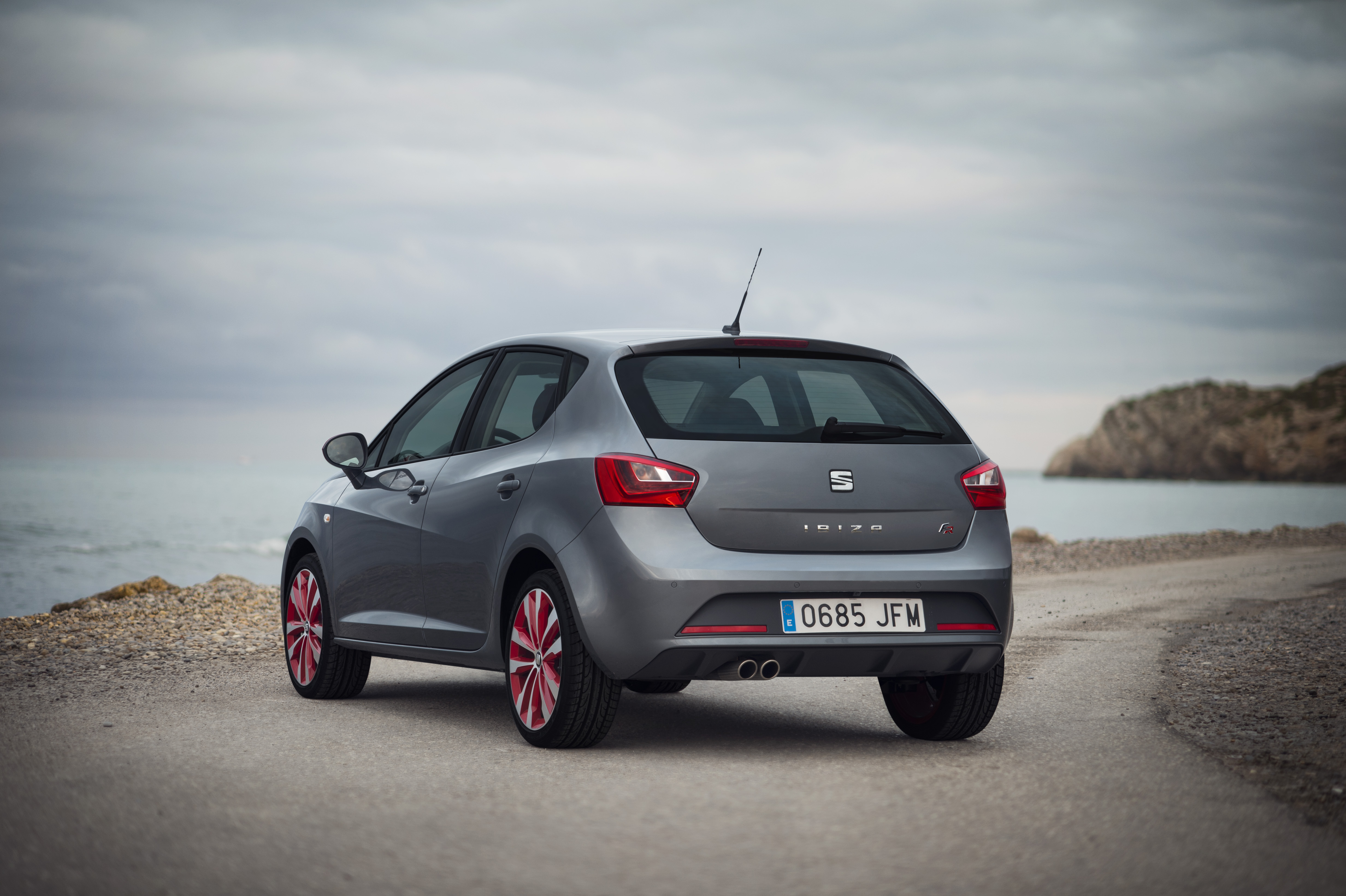 Een lichte opfrisbeurt voor de Seat Ibiza. Net als zijn platformgenoten, de Volkswagen Polo en Skoda Fabia, krijgt de Ibiza nu ook de beschikking over driecilinders. Wij reden hem met 110 pk in Barcel