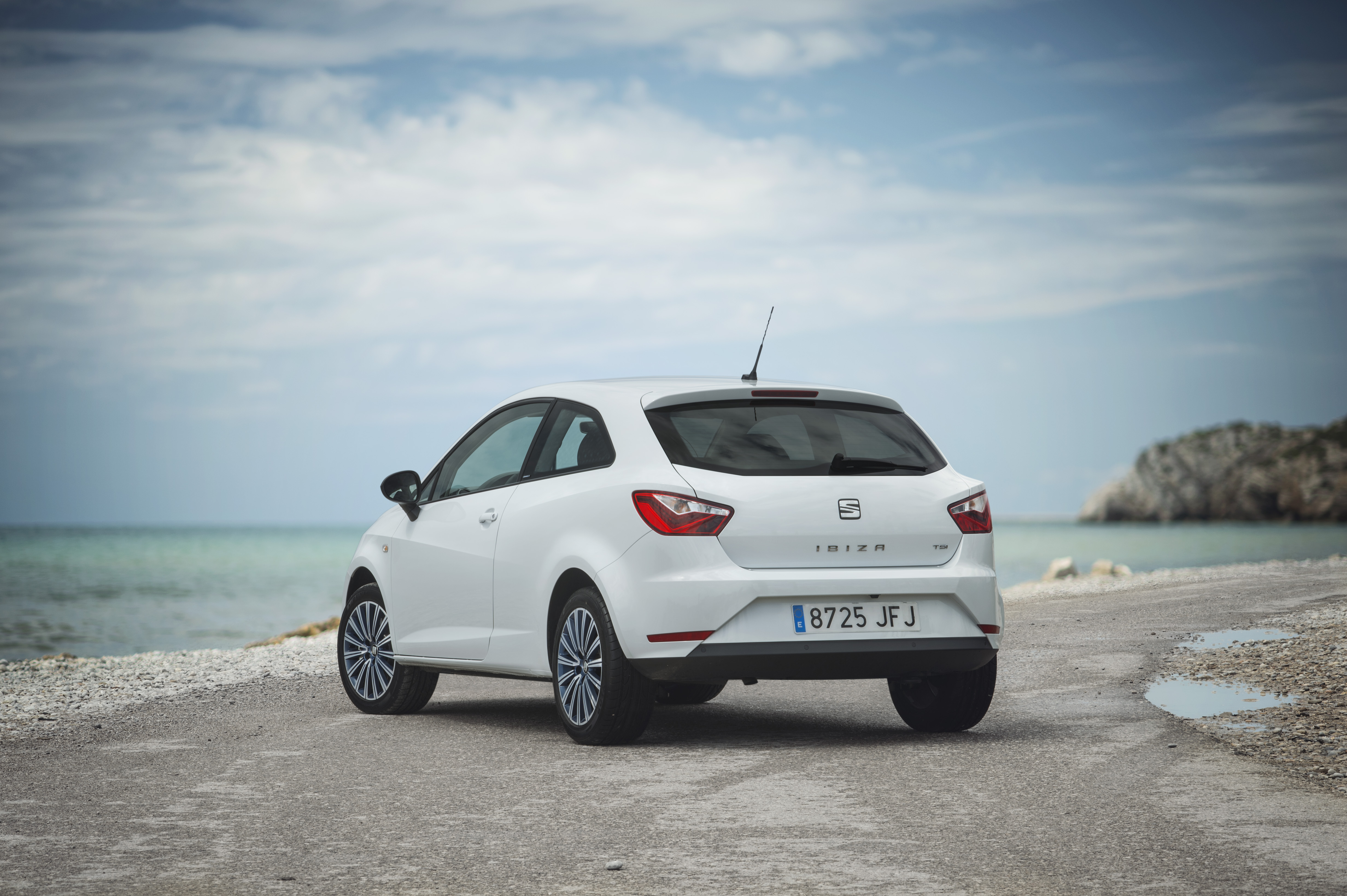 Een lichte opfrisbeurt voor de Seat Ibiza. Net als zijn platformgenoten, de Volkswagen Polo en Skoda Fabia, krijgt de Ibiza nu ook de beschikking over driecilinders. Wij reden hem met 110 pk in Barcel