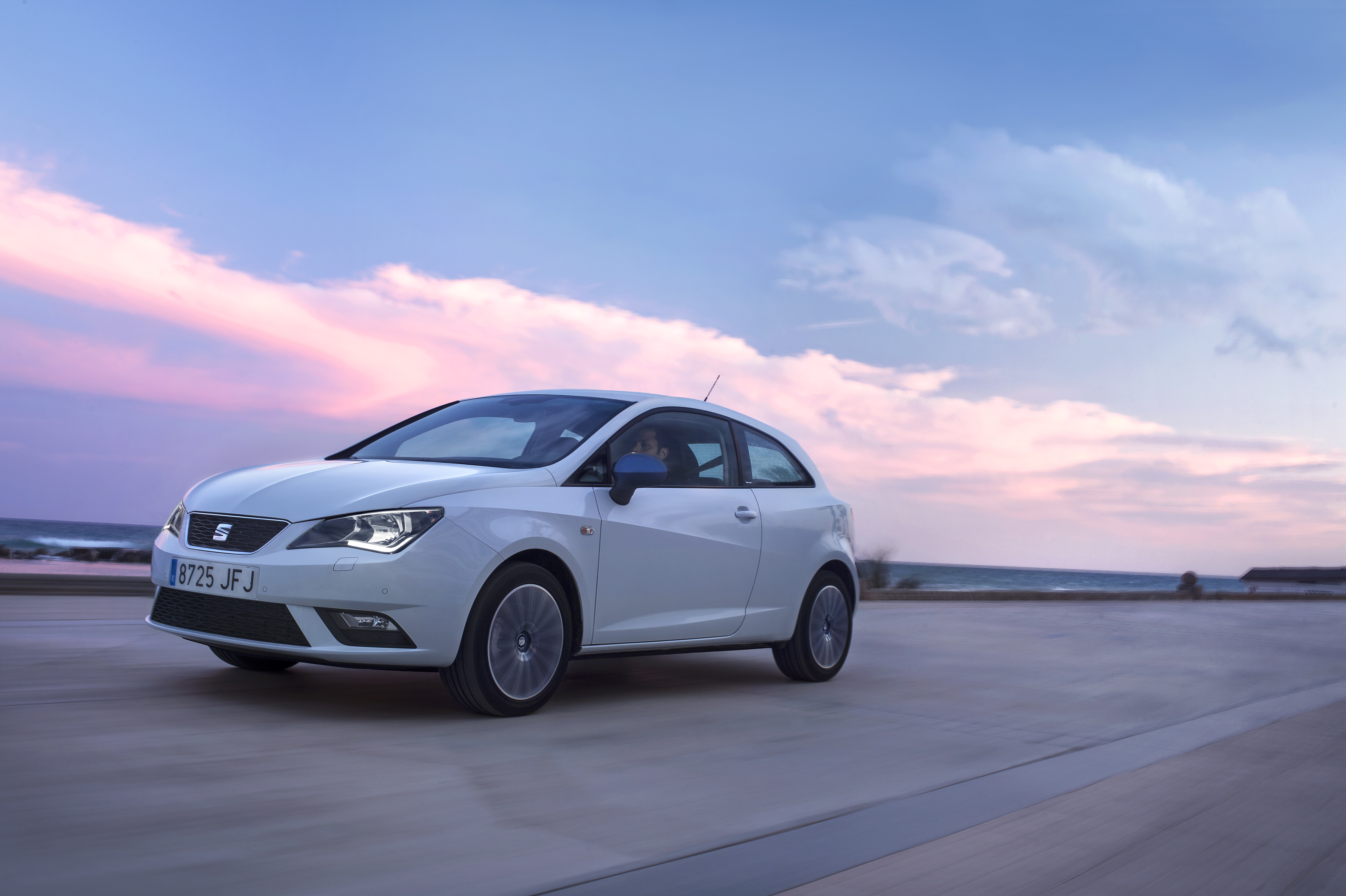 Een lichte opfrisbeurt voor de Seat Ibiza. Net als zijn platformgenoten, de Volkswagen Polo en Skoda Fabia, krijgt de Ibiza nu ook de beschikking over driecilinders. Wij reden hem met 110 pk in Barcel