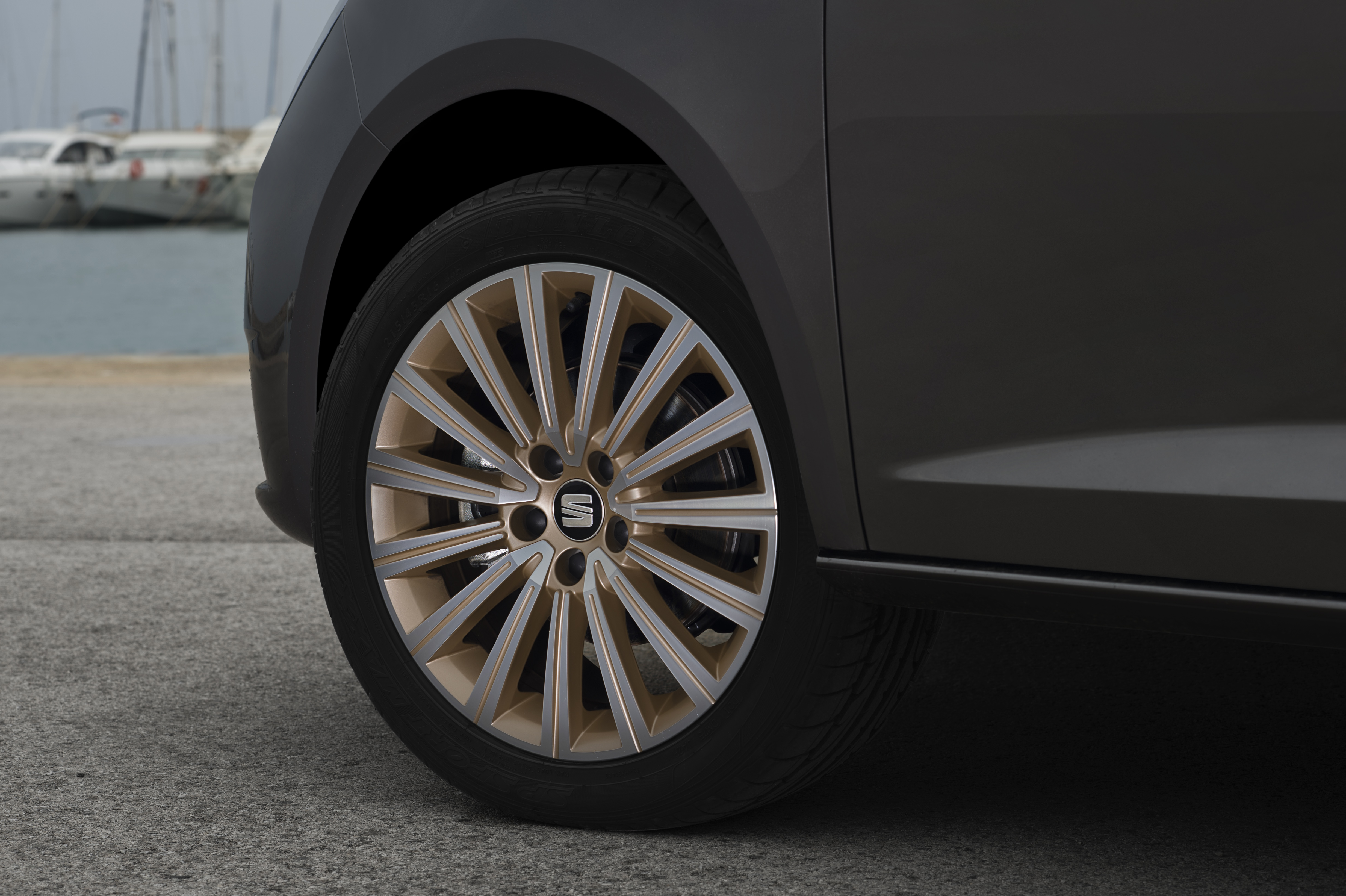 Een lichte opfrisbeurt voor de Seat Ibiza. Net als zijn platformgenoten, de Volkswagen Polo en Skoda Fabia, krijgt de Ibiza nu ook de beschikking over driecilinders. Wij reden hem met 110 pk in Barcel