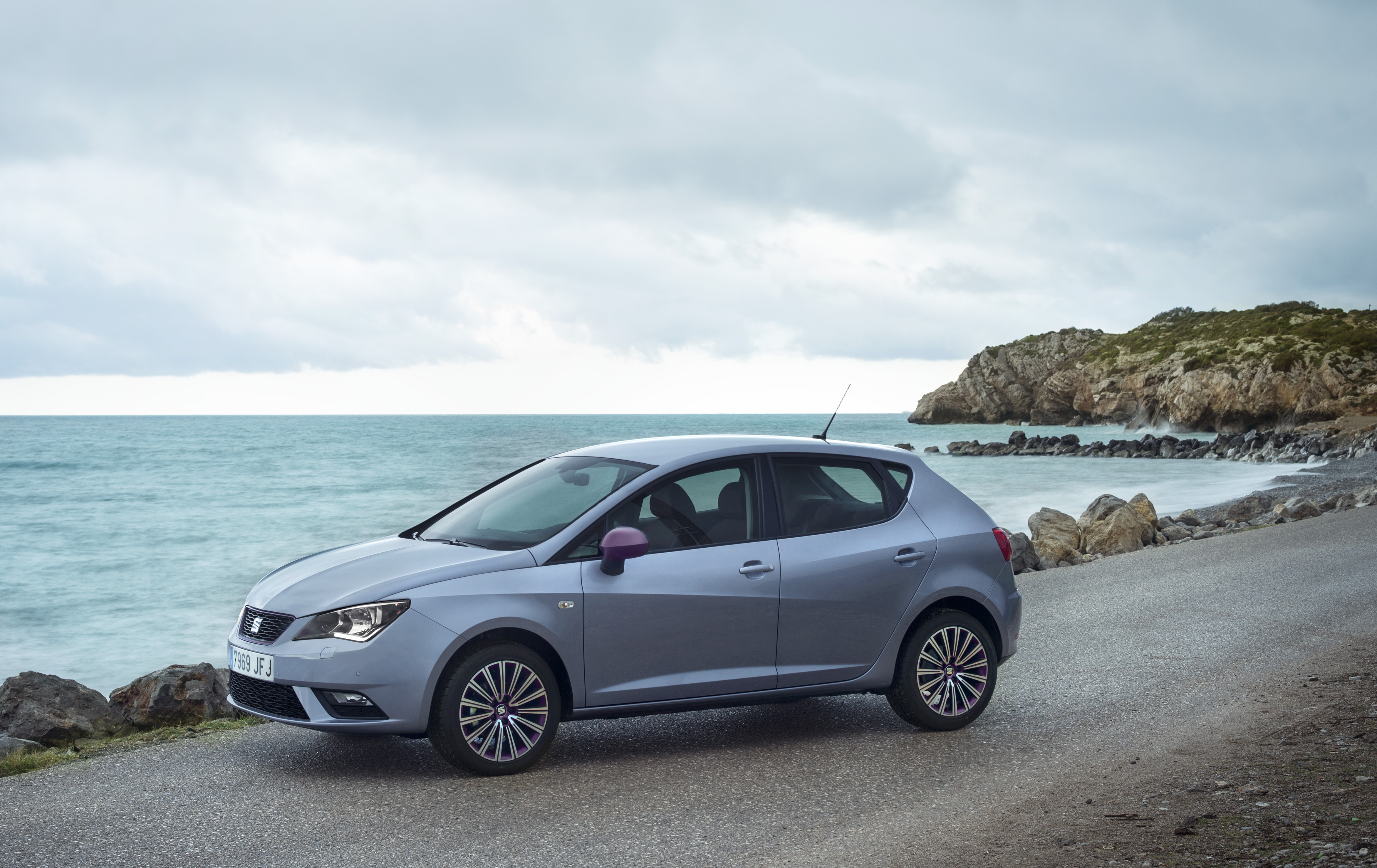 Een lichte opfrisbeurt voor de Seat Ibiza. Net als zijn platformgenoten, de Volkswagen Polo en Skoda Fabia, krijgt de Ibiza nu ook de beschikking over driecilinders. Wij reden hem met 110 pk in Barcel