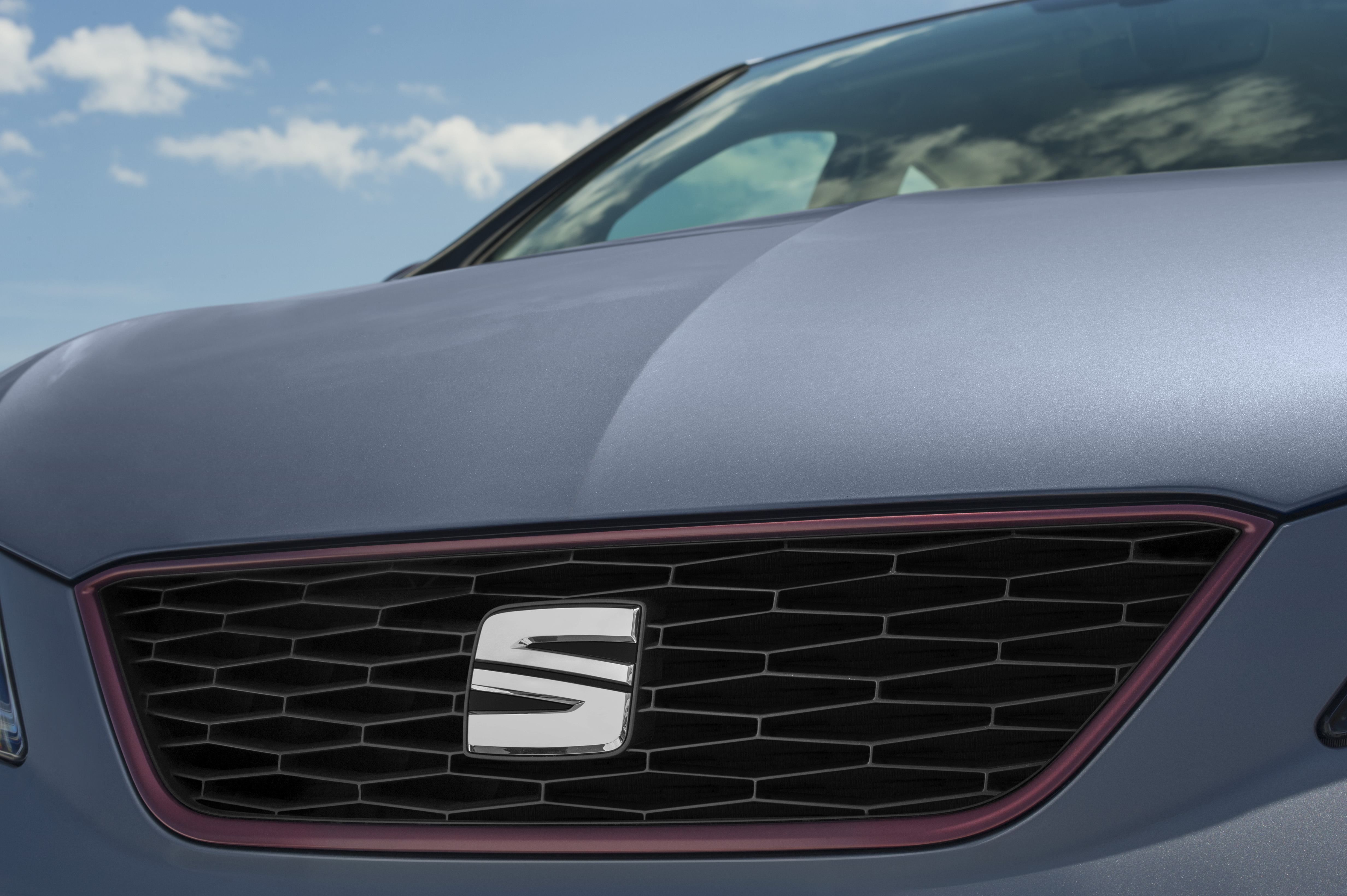Een lichte opfrisbeurt voor de Seat Ibiza. Net als zijn platformgenoten, de Volkswagen Polo en Skoda Fabia, krijgt de Ibiza nu ook de beschikking over driecilinders. Wij reden hem met 110 pk in Barcel