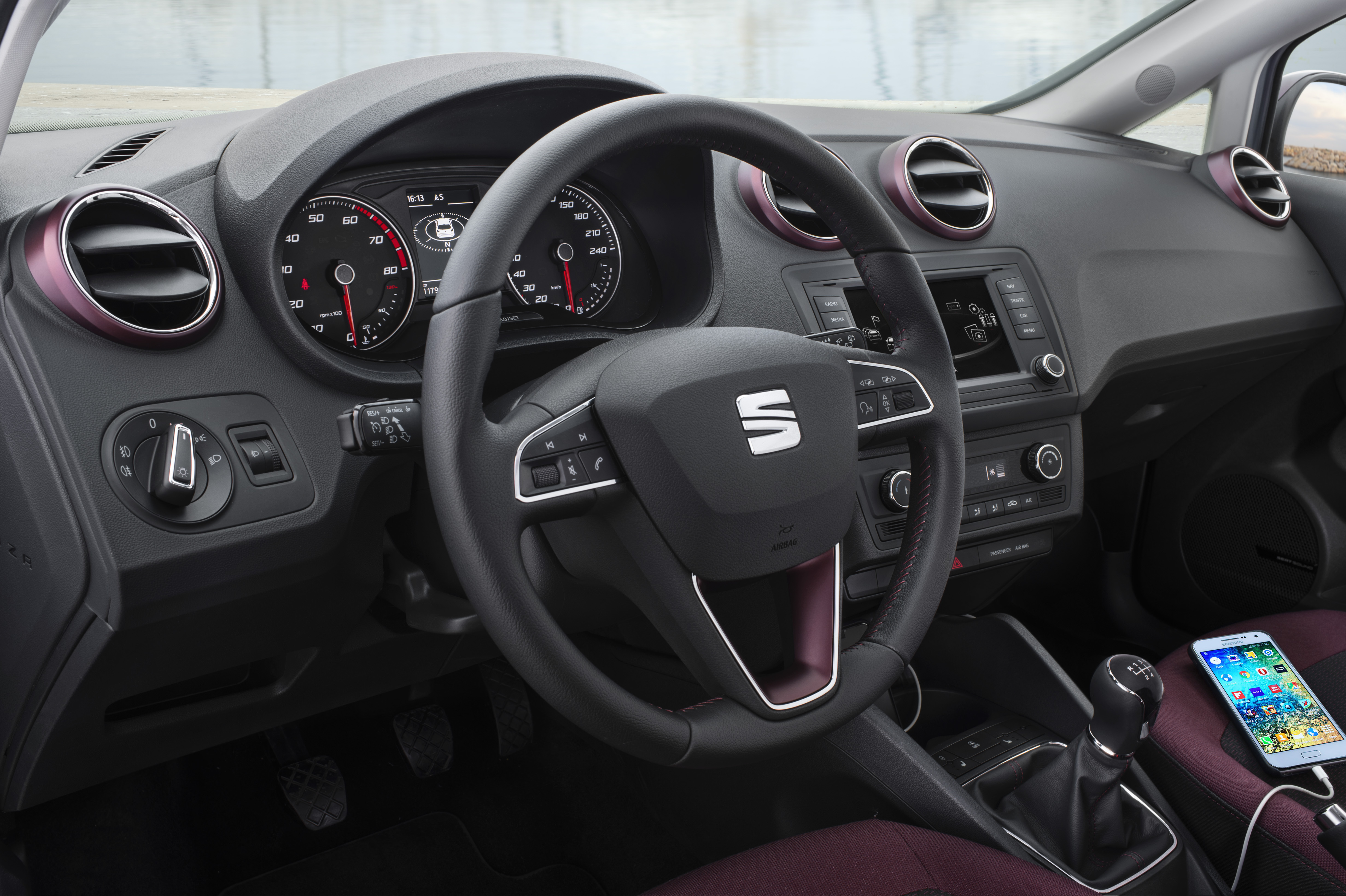 Een lichte opfrisbeurt voor de Seat Ibiza. Net als zijn platformgenoten, de Volkswagen Polo en Skoda Fabia, krijgt de Ibiza nu ook de beschikking over driecilinders. Wij reden hem met 110 pk in Barcel