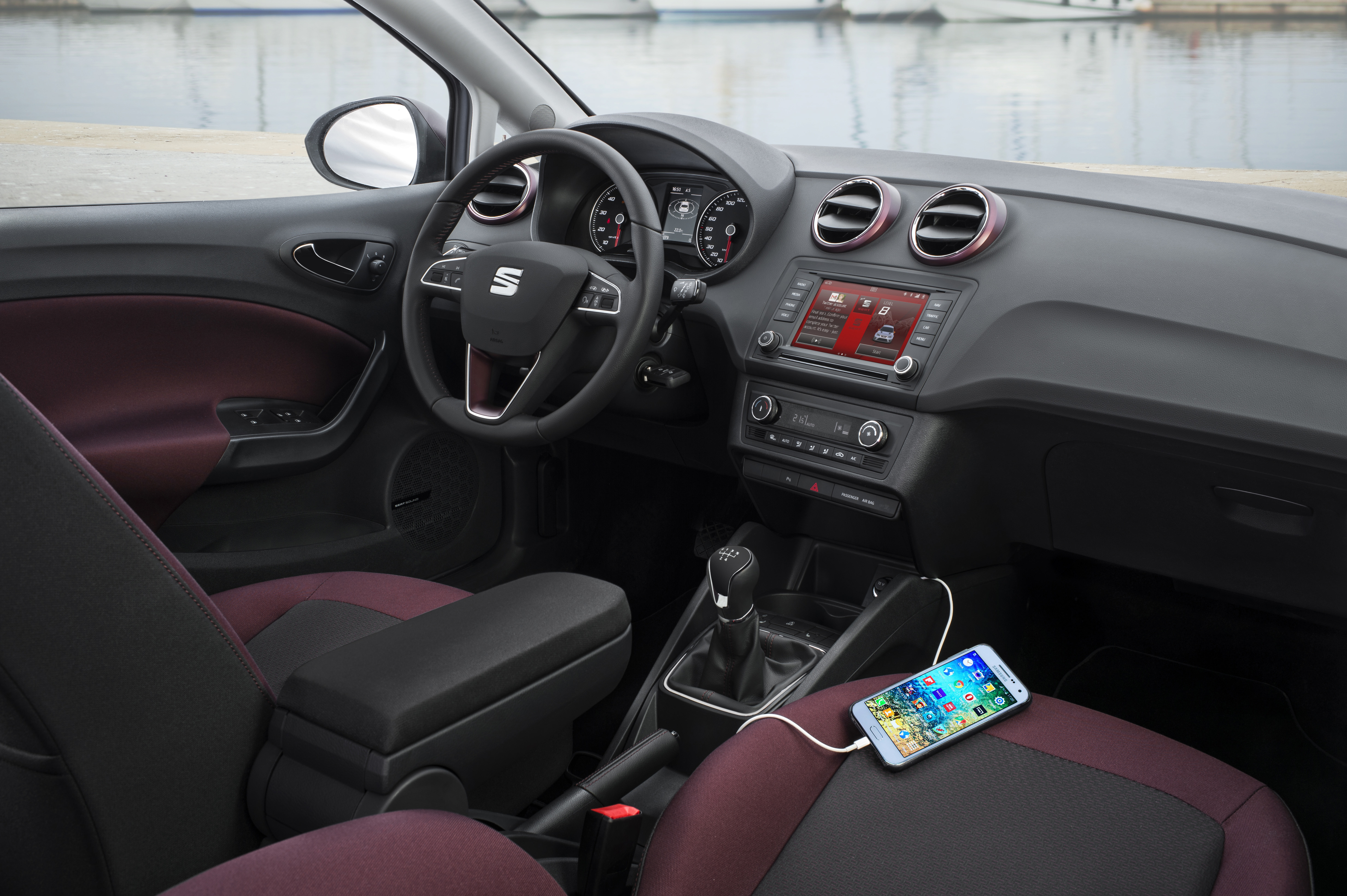 Een lichte opfrisbeurt voor de Seat Ibiza. Net als zijn platformgenoten, de Volkswagen Polo en Skoda Fabia, krijgt de Ibiza nu ook de beschikking over driecilinders. Wij reden hem met 110 pk in Barcel