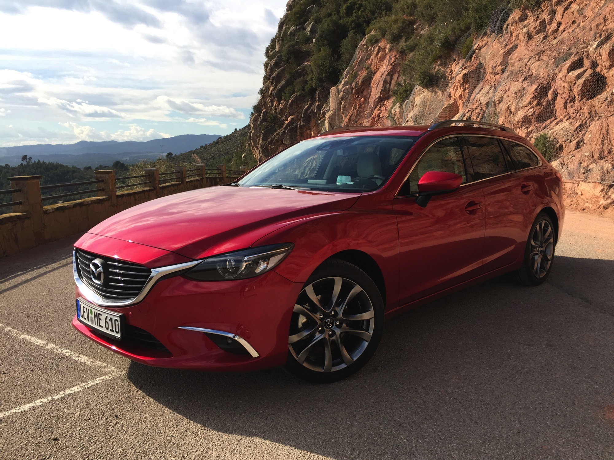 Mazda heeft de Mazda6 een kleine update gegeven. Op de wegen rond Barcelona probeerden we hem uit in de populairste configuratie voor Nederland, de GT-M. De eerste indruk.