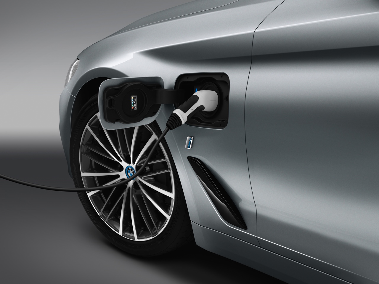 BMW heeft de beginprijzen van de nieuwe BMW 5 Serie (sedan) bekendgemaakt, samen met enige andere informatie. Ook werd de Touring alvast onthuld.