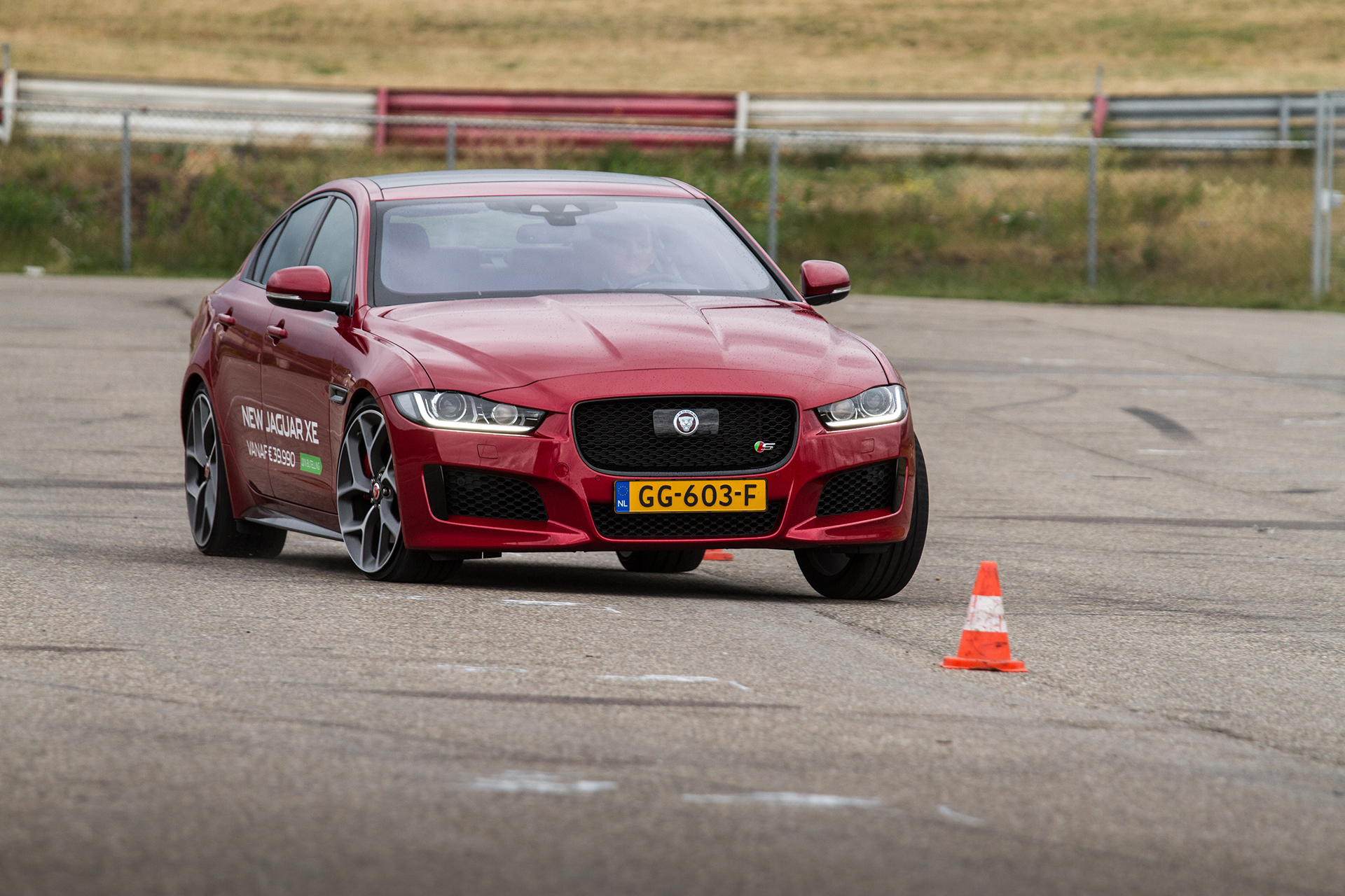 Eerste kilometers in Nederland met de nieuwe Jaguar XE, op Circuit Park Zandvoort tijdens de Track Day.