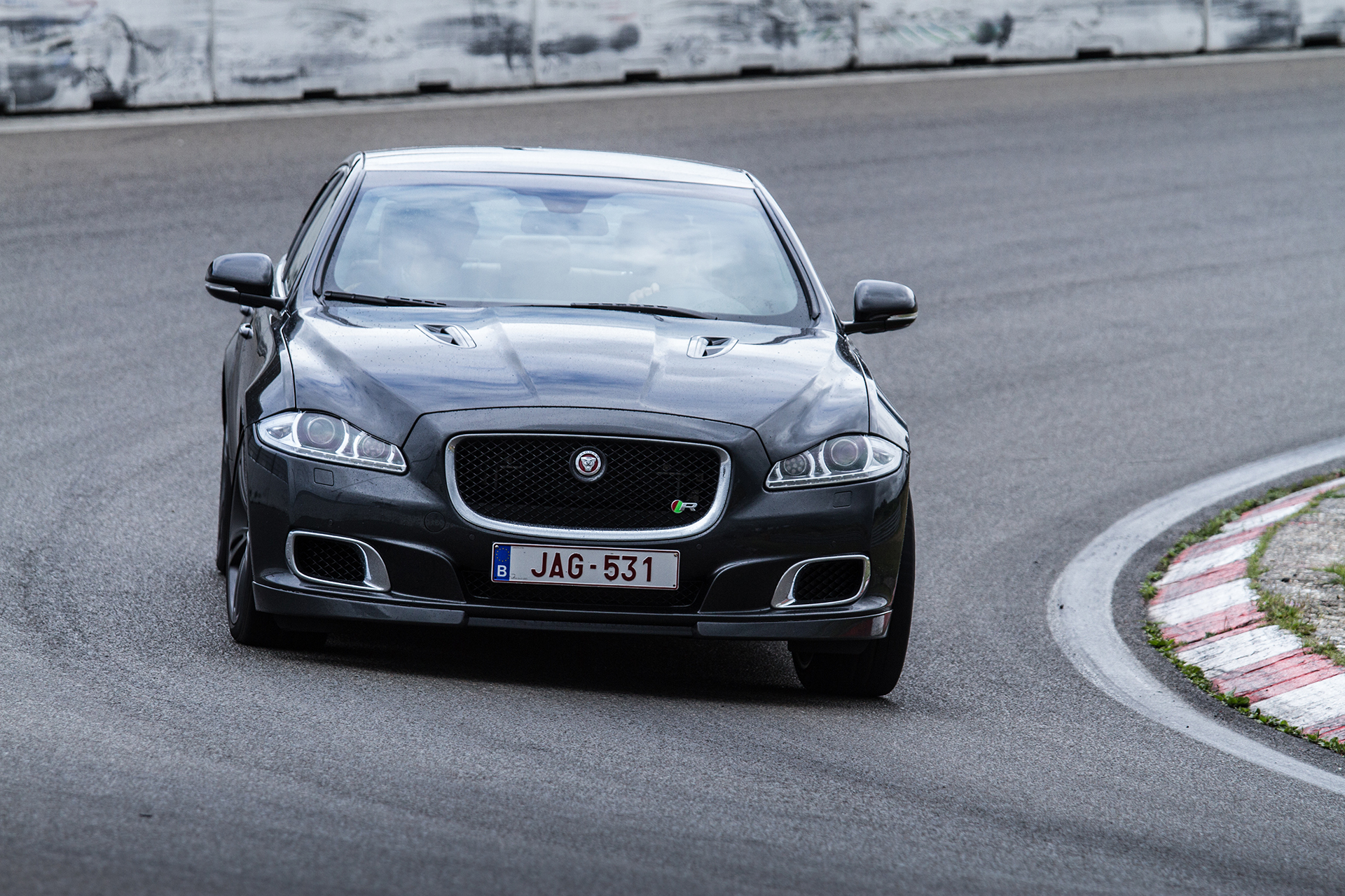 Eerste kilometers in Nederland met de nieuwe Jaguar XE, op Circuit Park Zandvoort tijdens de Track Day.