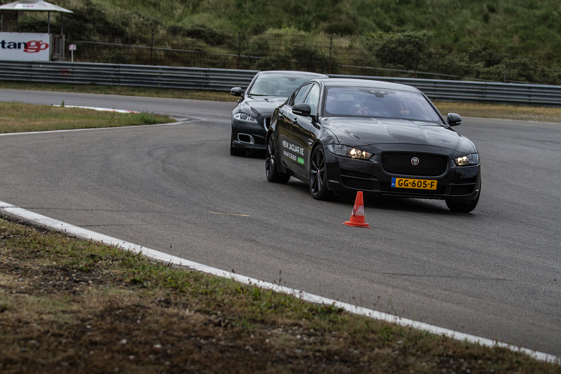 Eerste kilometers in Nederland met de nieuwe Jaguar XE, op Circuit Park Zandvoort tijdens de Track Day.