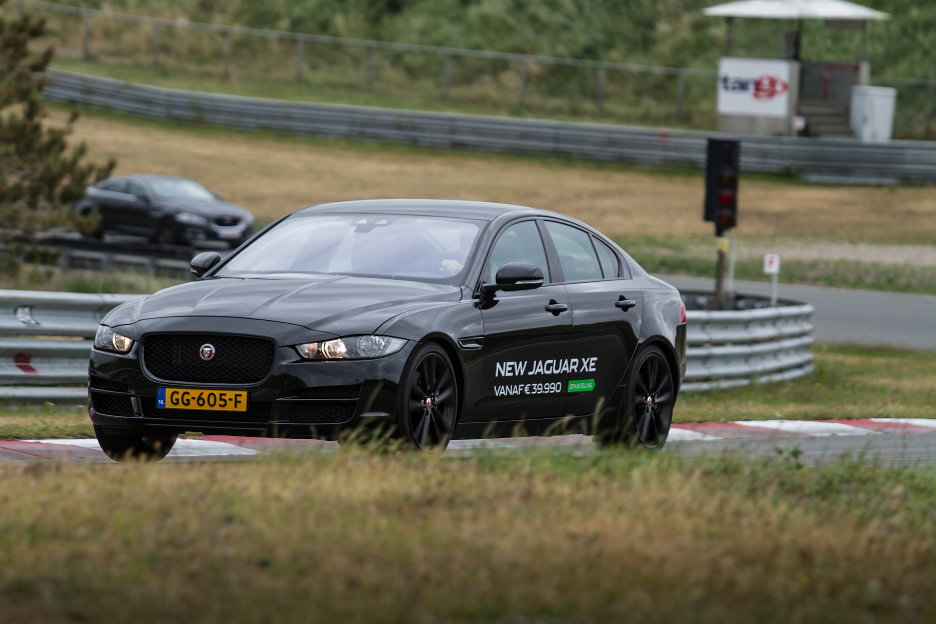 Eerste kilometers in Nederland met de nieuwe Jaguar XE, op Circuit Park Zandvoort tijdens de Track Day.