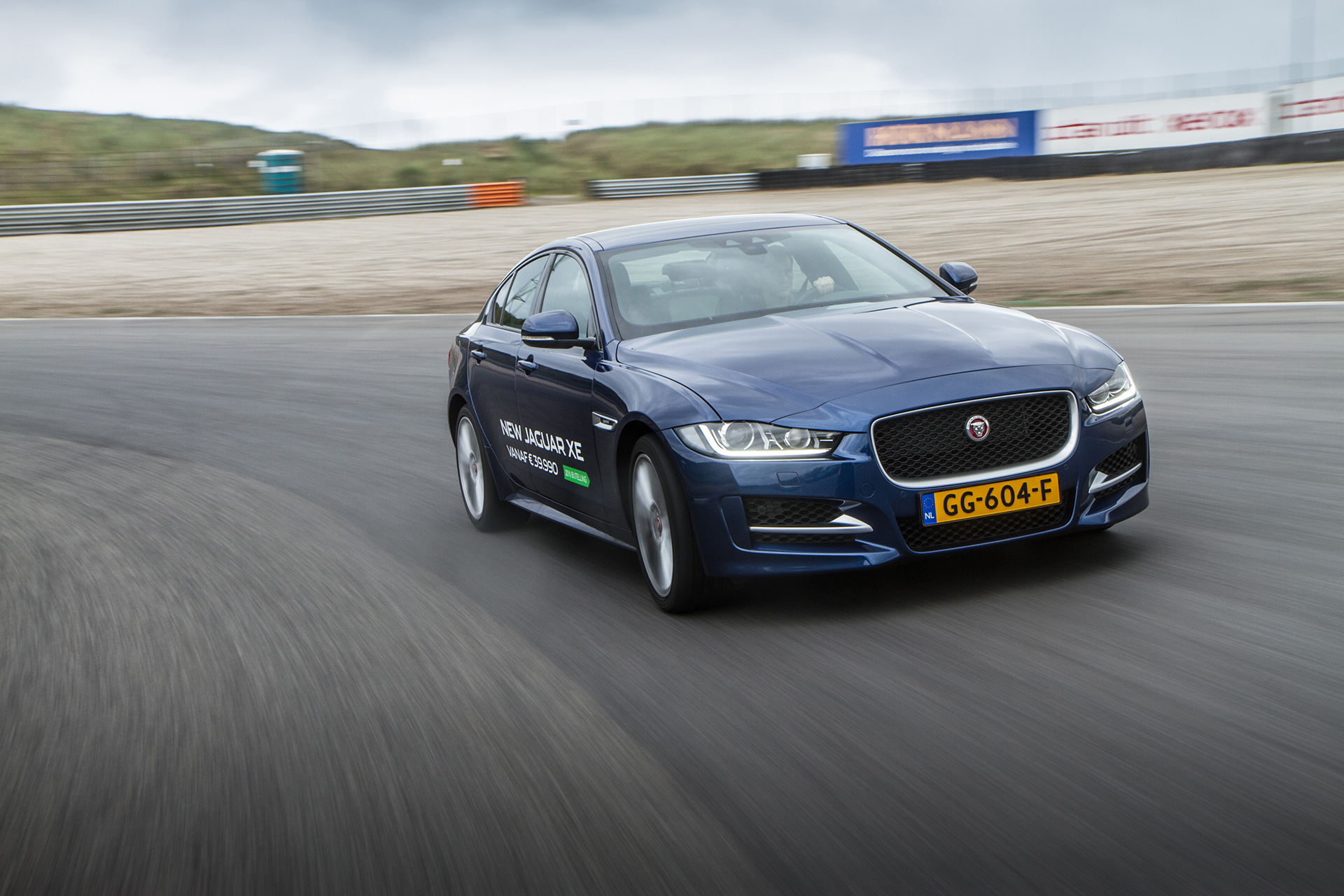 Eerste kilometers in Nederland met de nieuwe Jaguar XE, op Circuit Park Zandvoort tijdens de Track Day.