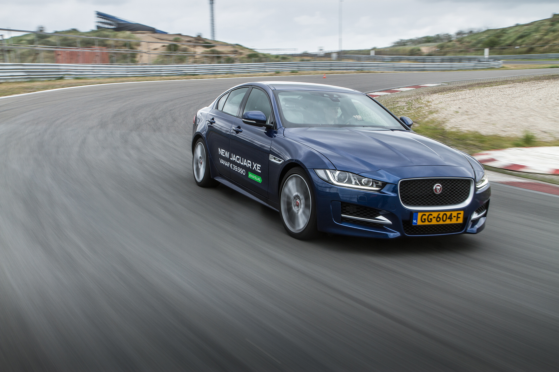 Eerste kilometers in Nederland met de nieuwe Jaguar XE, op Circuit Park Zandvoort tijdens de Track Day.