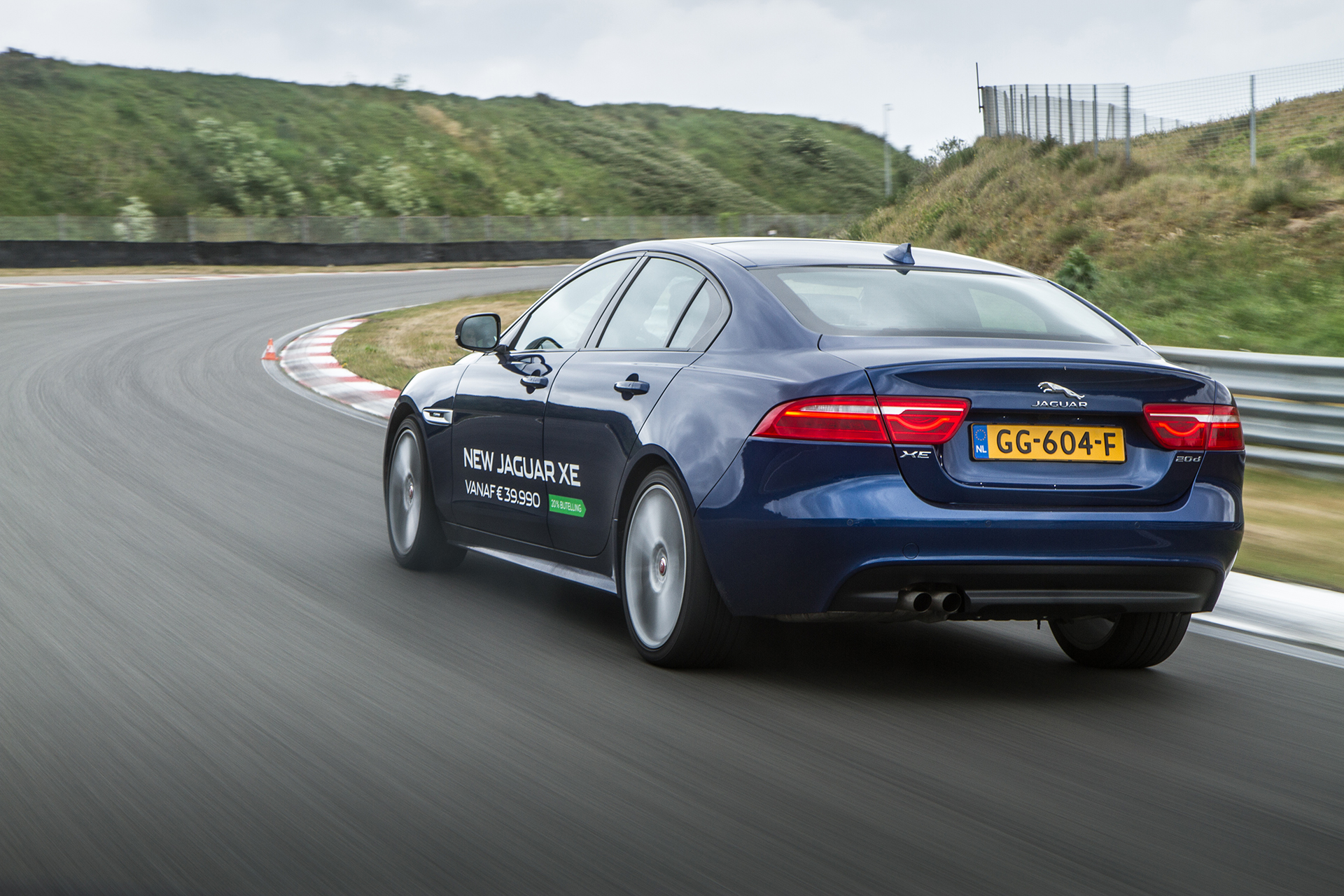 Eerste kilometers in Nederland met de nieuwe Jaguar XE, op Circuit Park Zandvoort tijdens de Track Day.