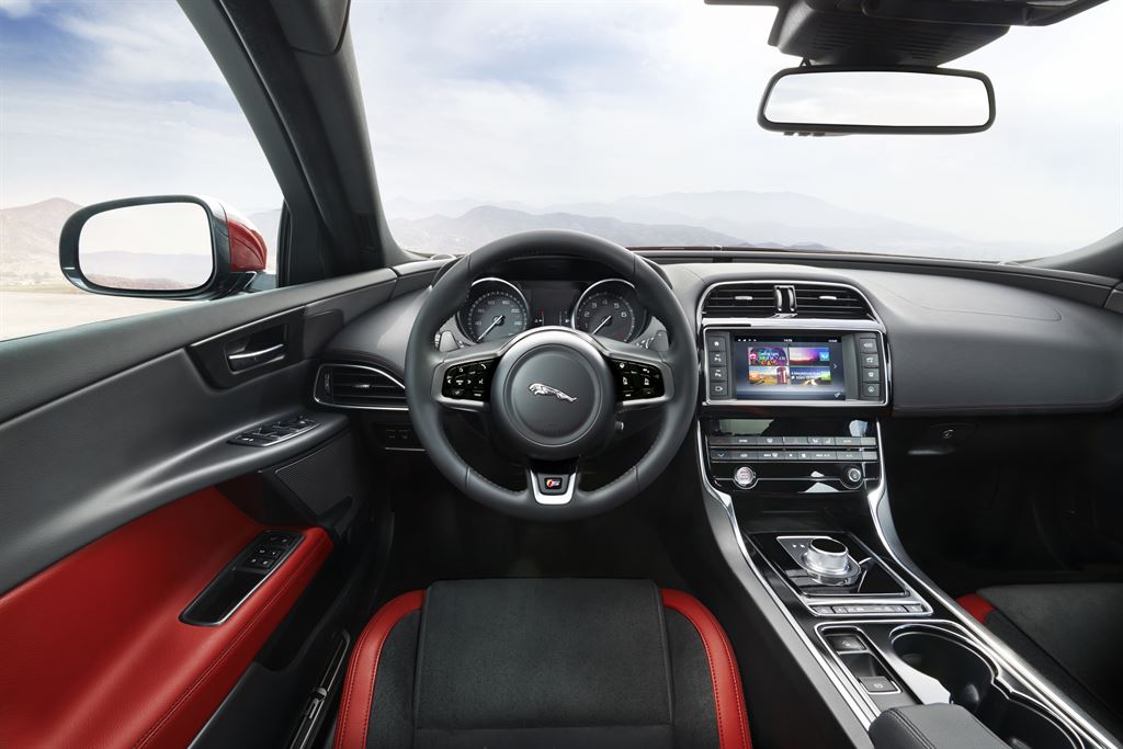 Eerste kilometers in Nederland met de nieuwe Jaguar XE, op Circuit Park Zandvoort tijdens de Track Day.