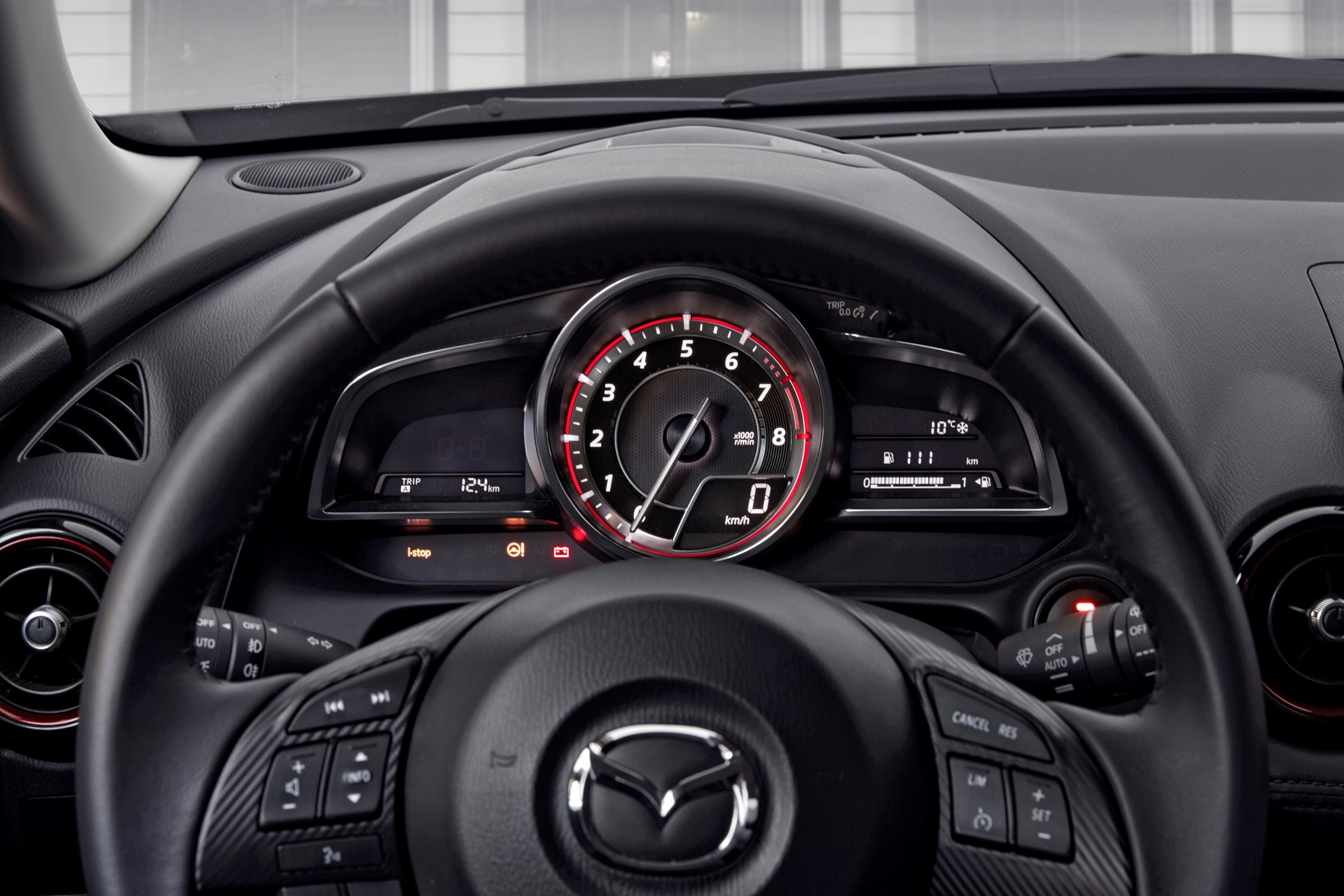 Autotest Mazda CX-3 2.0 SkyActivG 150 AWD tijdens de sneak preview persintroductie. Ook is er gereden met de CX-3 SkyActiv-D 105 diesel met 20% bijtelling.