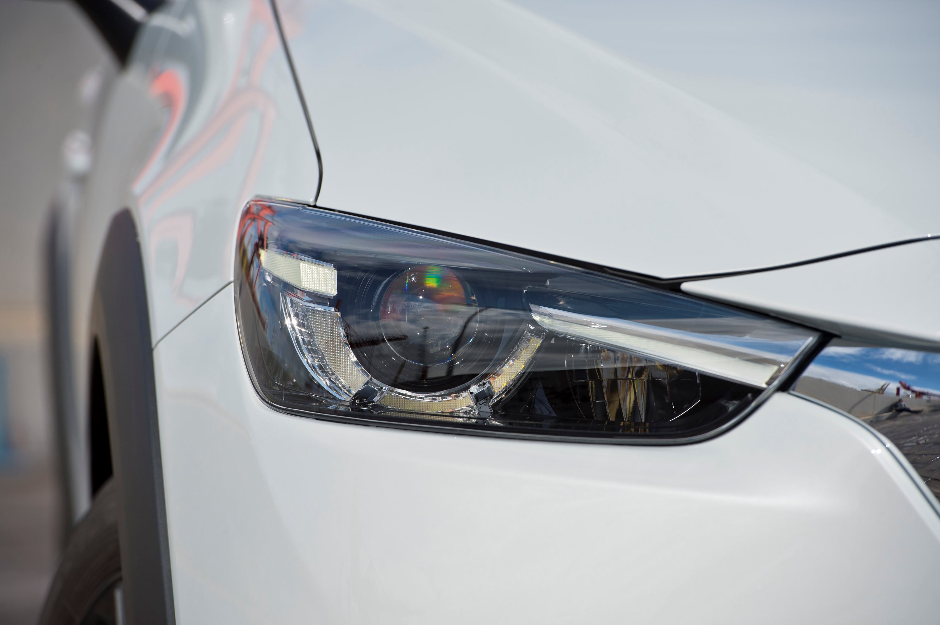 Autotest Mazda CX-3 2.0 SkyActivG 150 AWD tijdens de sneak preview persintroductie. Ook is er gereden met de CX-3 SkyActiv-D 105 diesel met 20% bijtelling.