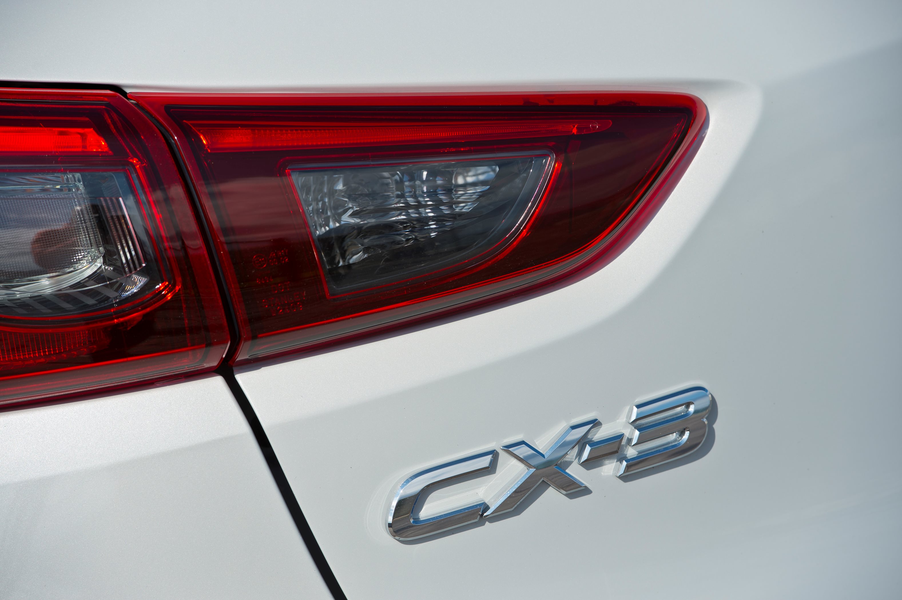 Autotest Mazda CX-3 2.0 SkyActivG 150 AWD tijdens de sneak preview persintroductie. Ook is er gereden met de CX-3 SkyActiv-D 105 diesel met 20% bijtelling.