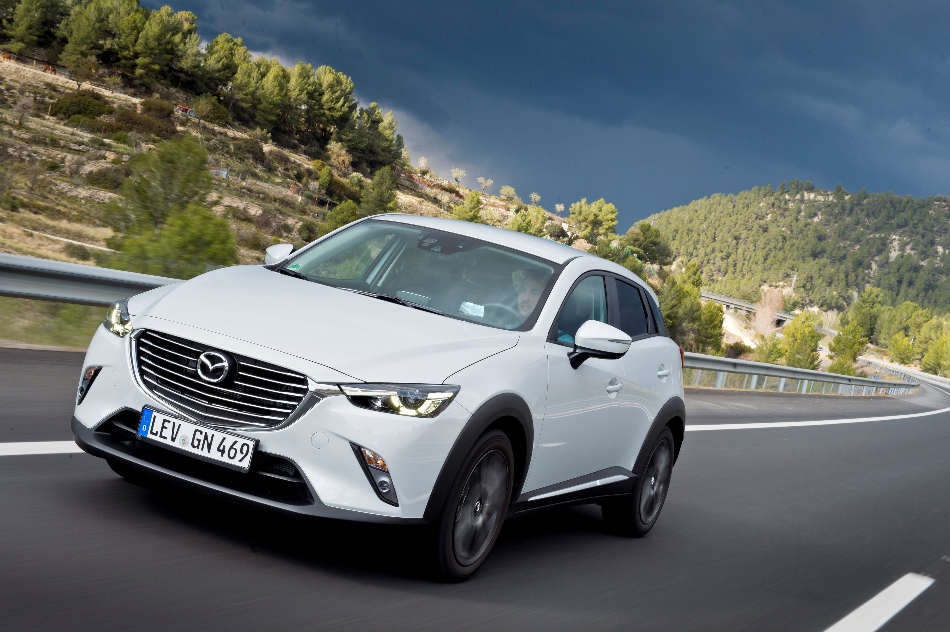 Autotest Mazda CX-3 2.0 SkyActivG 150 AWD tijdens de sneak preview persintroductie. Ook is er gereden met de CX-3 SkyActiv-D 105 diesel met 20% bijtelling.