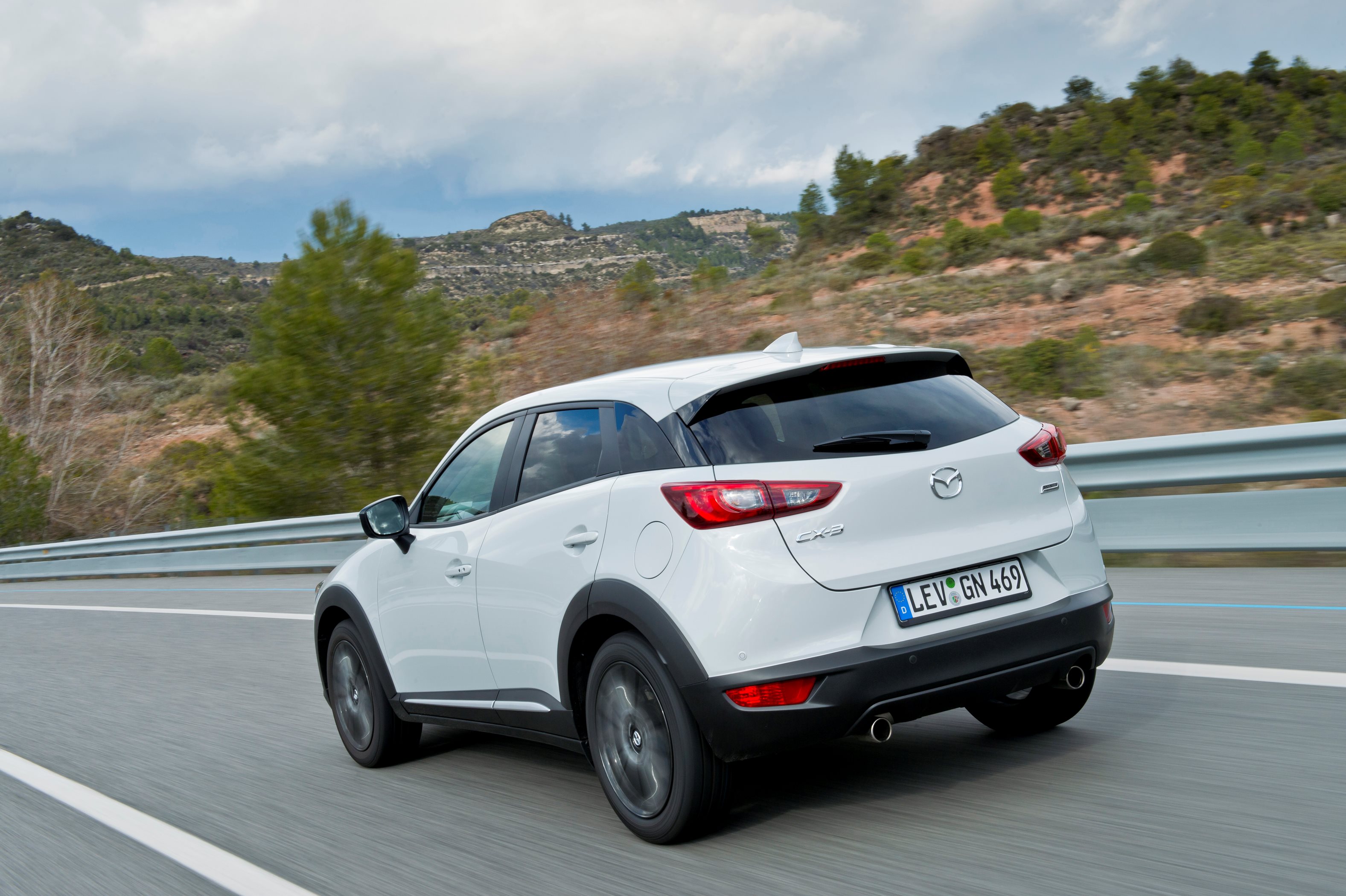 Autotest Mazda CX-3 2.0 SkyActivG 150 AWD tijdens de sneak preview persintroductie. Ook is er gereden met de CX-3 SkyActiv-D 105 diesel met 20% bijtelling.