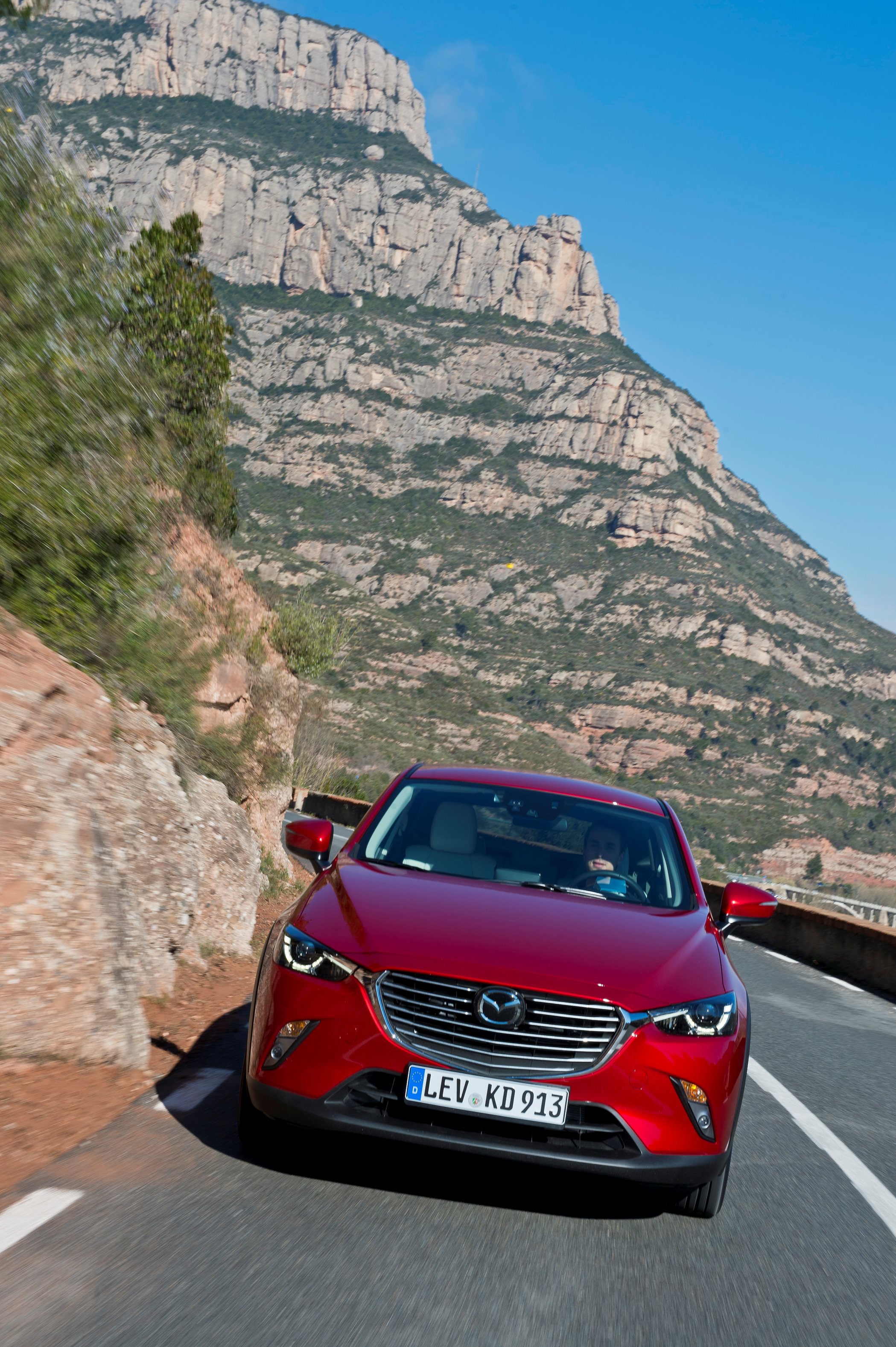 Autotest Mazda CX-3 2.0 SkyActivG 150 AWD tijdens de sneak preview persintroductie. Ook is er gereden met de CX-3 SkyActiv-D 105 diesel met 20% bijtelling.