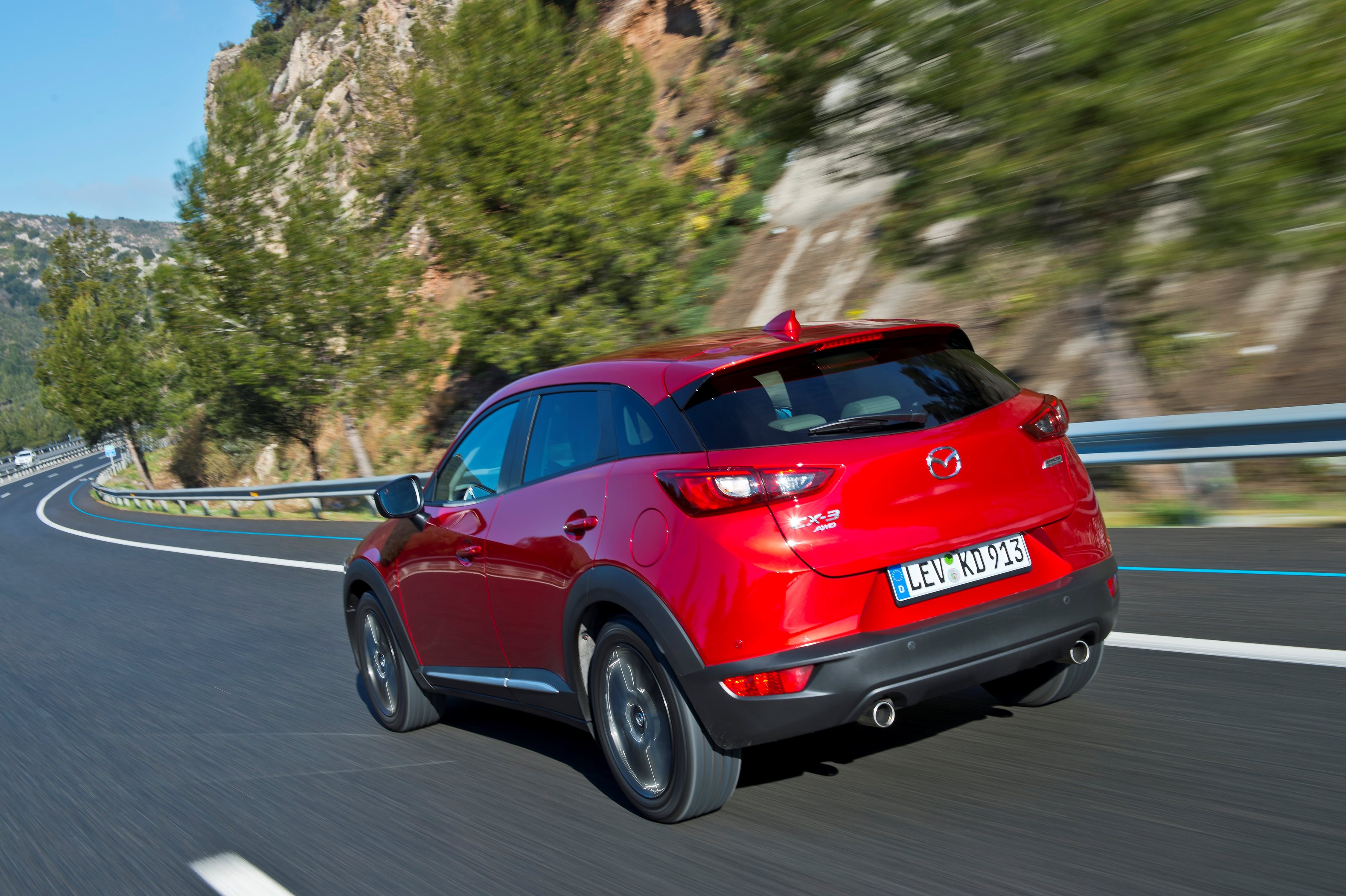 Autotest Mazda CX-3 2.0 SkyActivG 150 AWD tijdens de sneak preview persintroductie. Ook is er gereden met de CX-3 SkyActiv-D 105 diesel met 20% bijtelling.