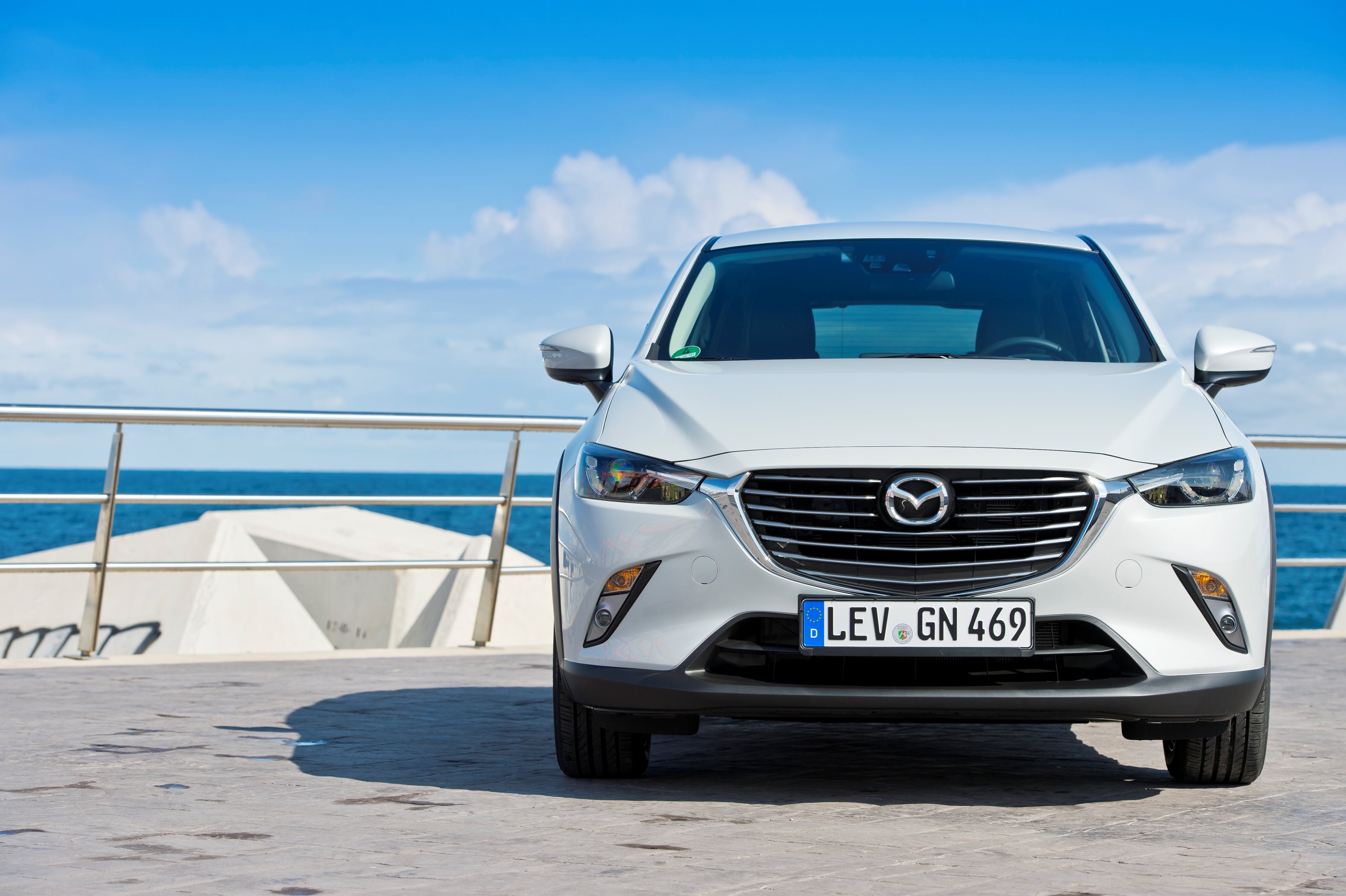 Autotest Mazda CX-3 2.0 SkyActivG 150 AWD tijdens de sneak preview persintroductie. Ook is er gereden met de CX-3 SkyActiv-D 105 diesel met 20% bijtelling.